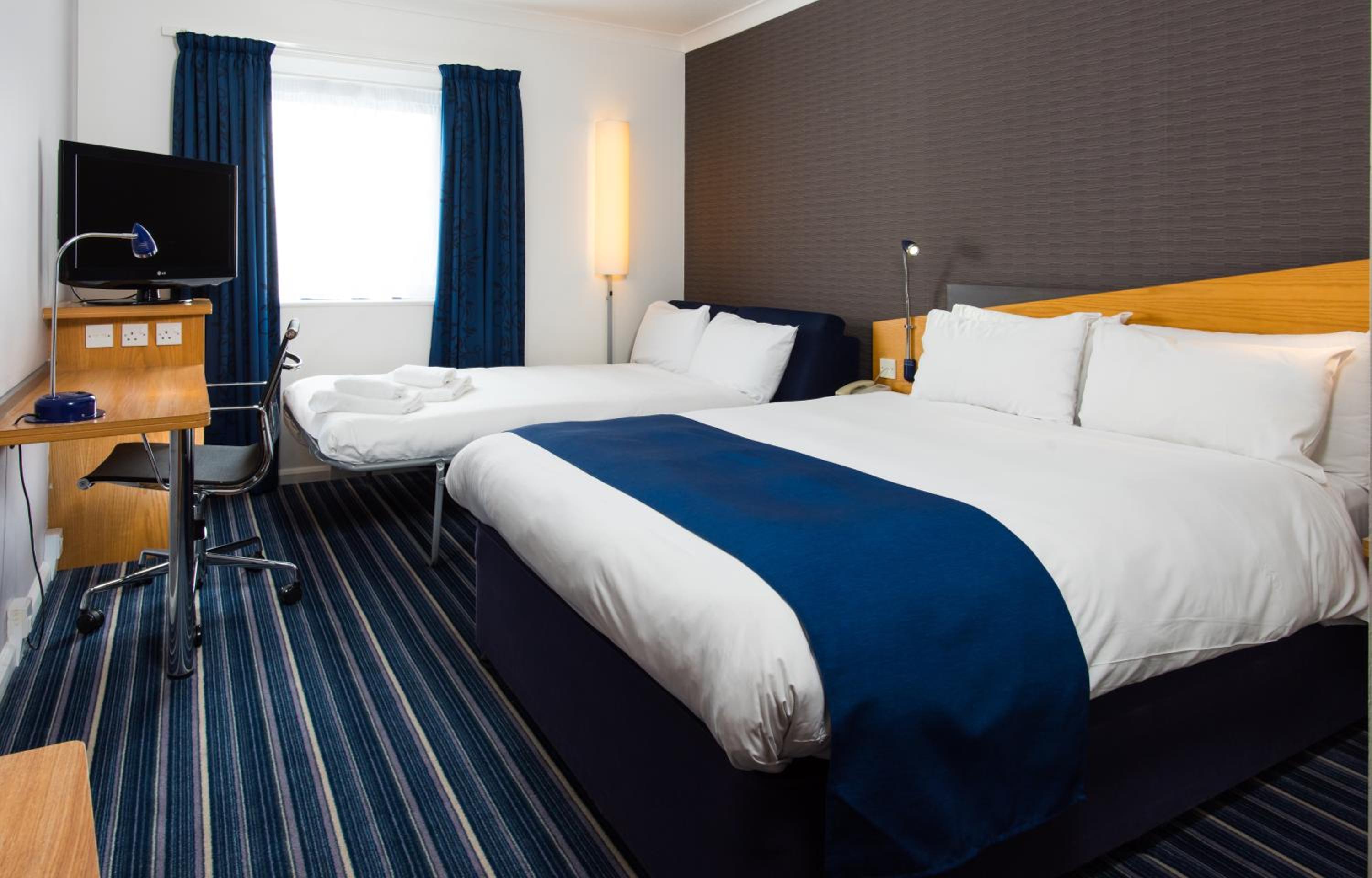 Standard Double Room with Sofa Bed and Free Hot Breakfast - Photo 2