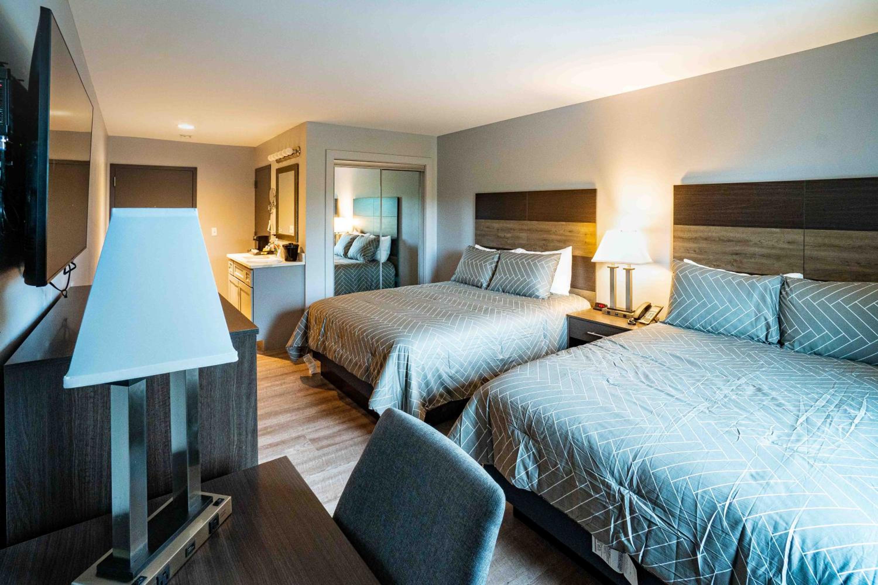 Queen Room with Two Queen Beds photo 3