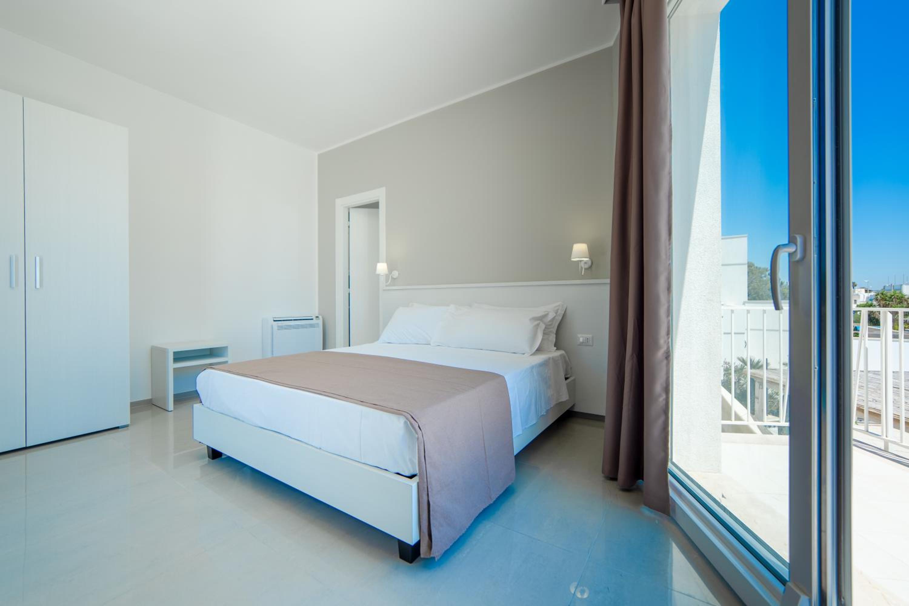 Deluxe Double Room with Balcony and Sea View photo 3