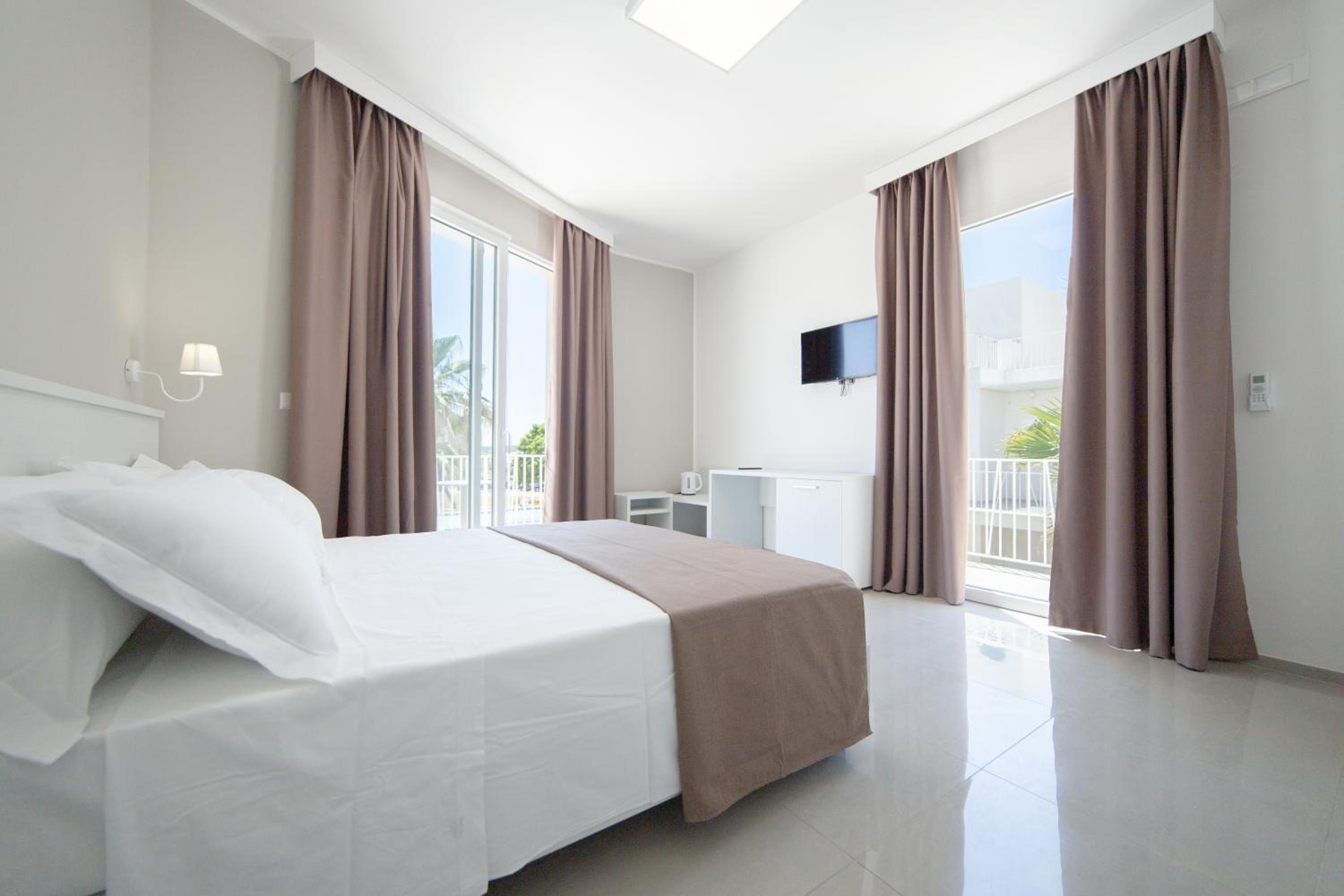 Deluxe Double Room with Balcony and Sea View photo 2