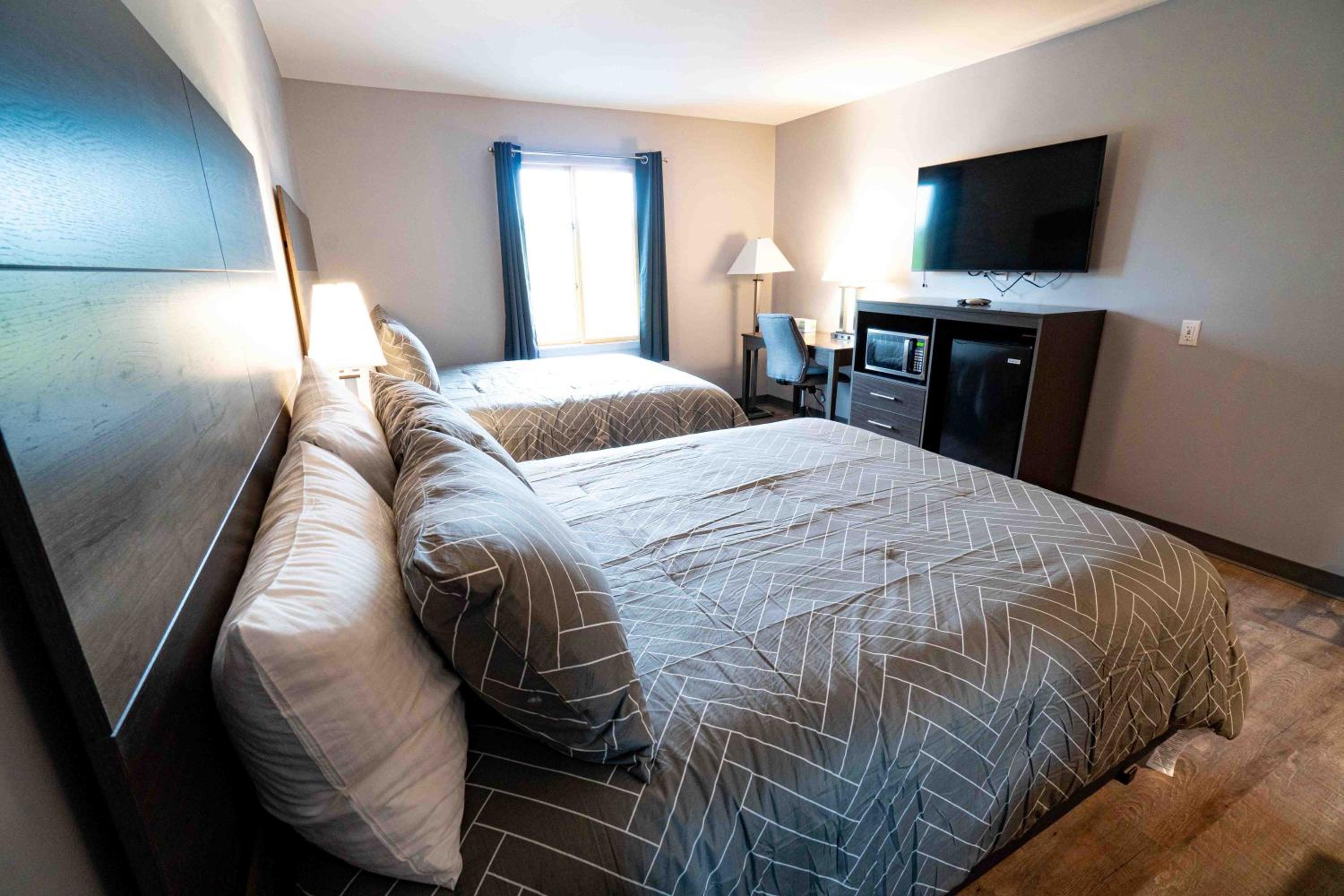 Queen Room with Two Queen Beds photo 2