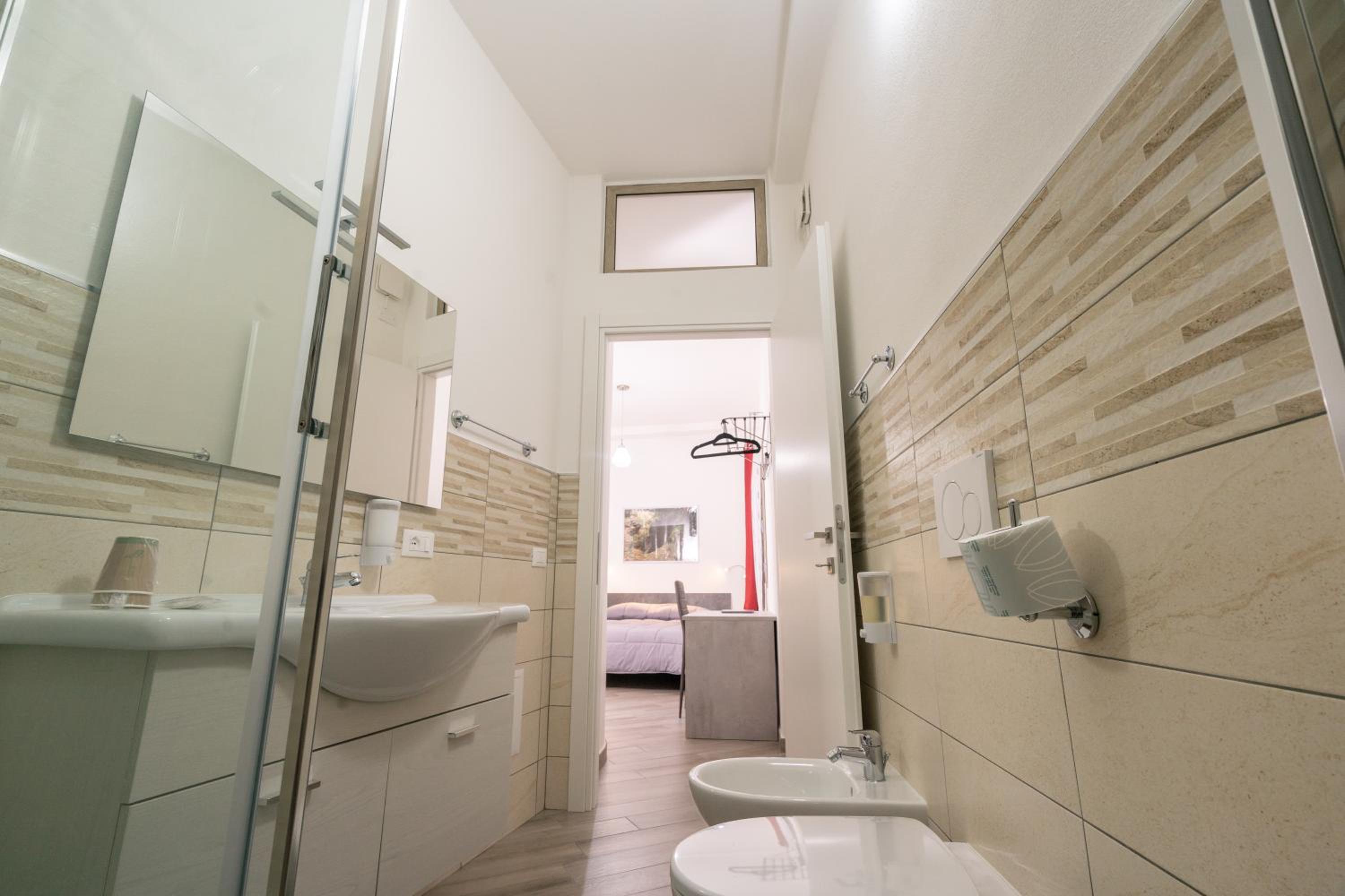 Double Room with Private Bathroom - Photo 3