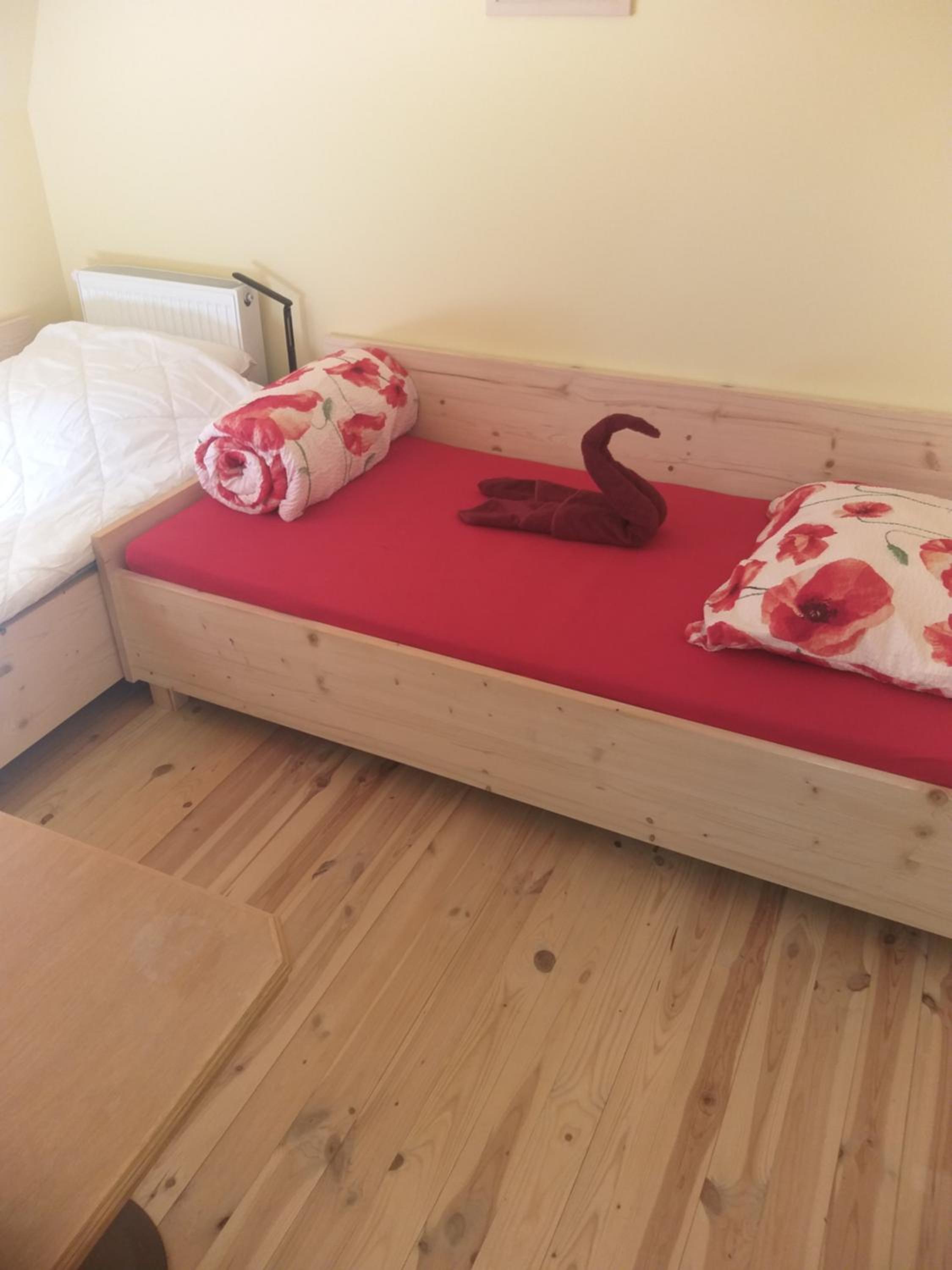 Standard Twin Room with Sofa - Photo 4