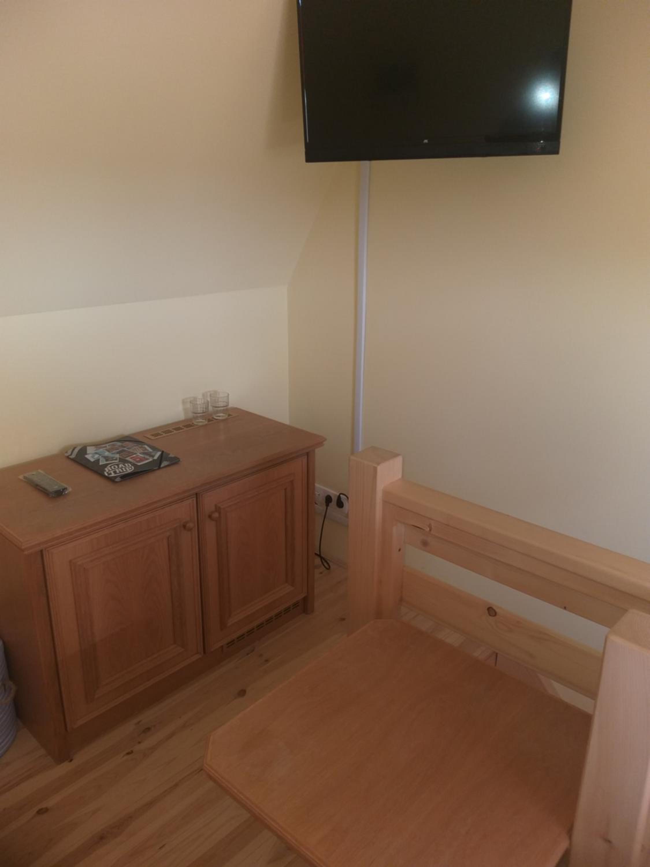 Standard Twin Room with Sofa - Photo 5