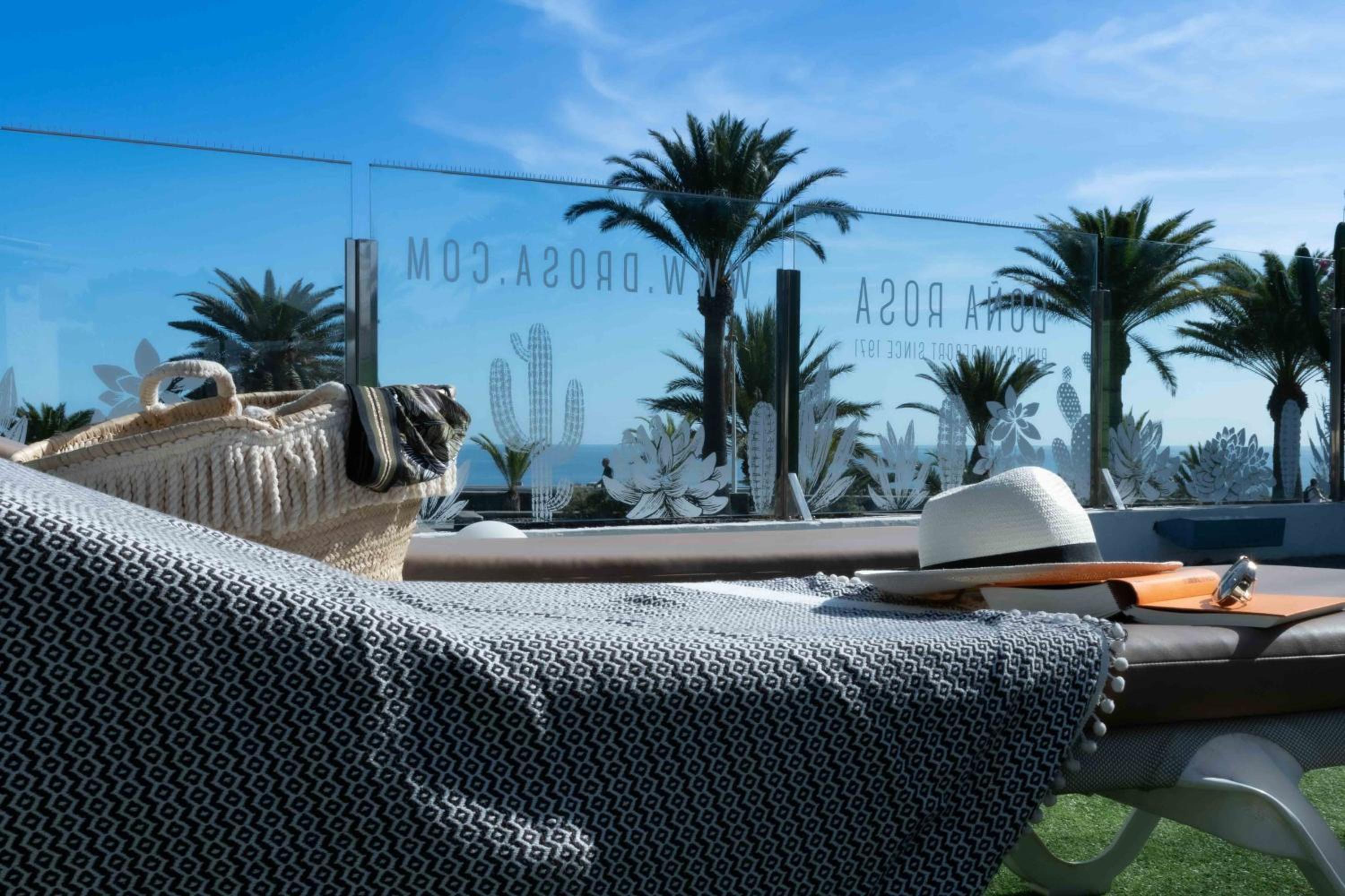 Deluxe Bungalow with Sea View - Photo 17
