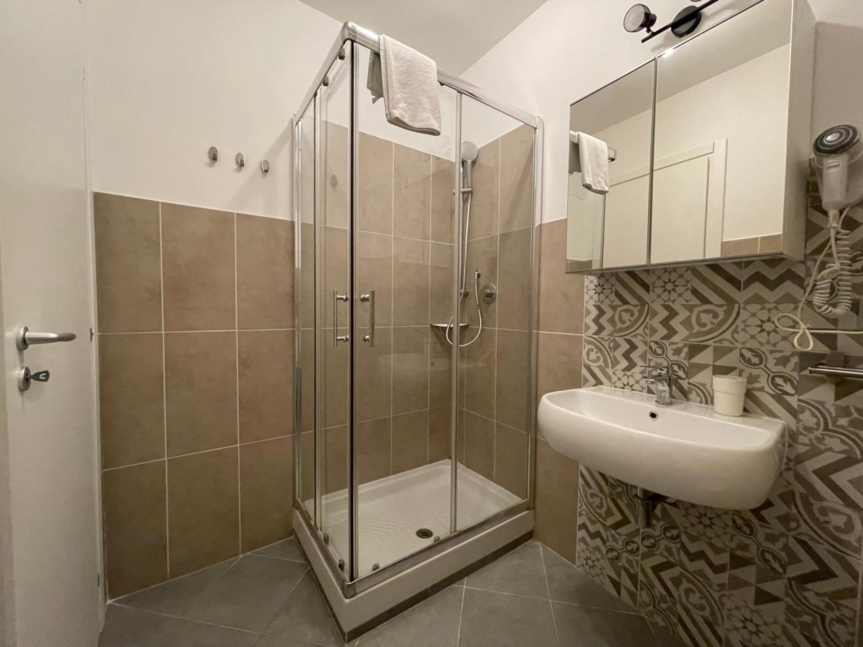 Double or Twin Room with Private Bathroom photo 3