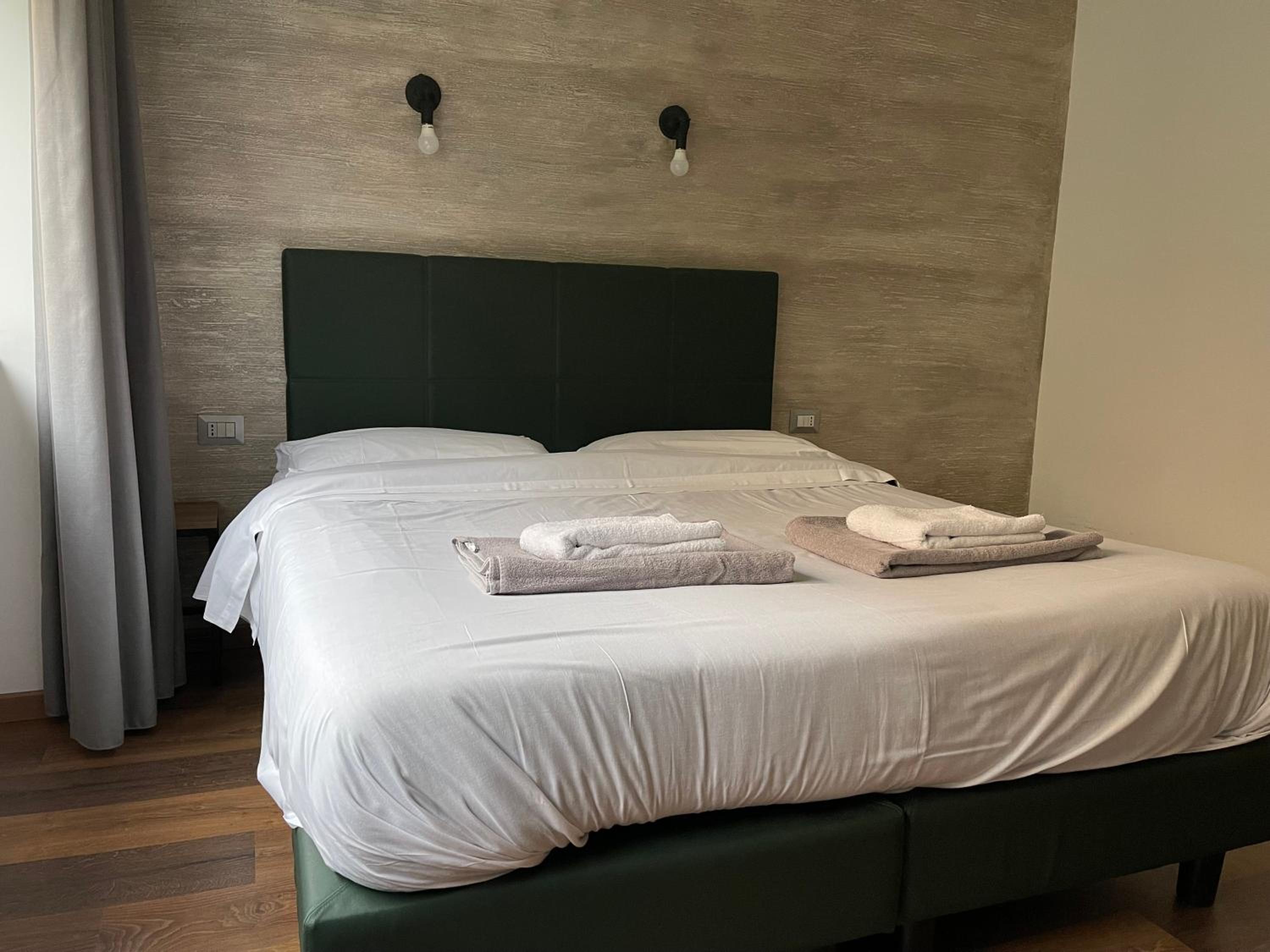Double or Twin Room with Private Bathroom photo 2