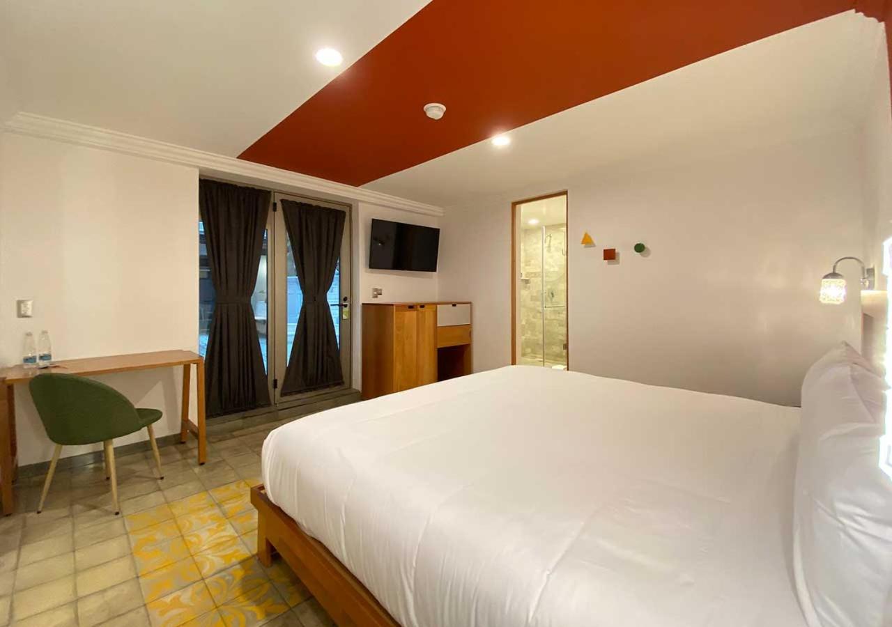 Superior King Suite - Non-Smoking - Photo 5