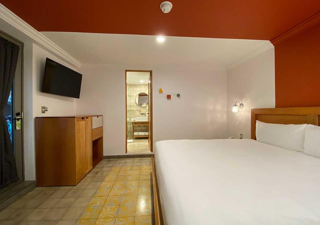 Queen Suite with Air Conditioning - Non-Smoking - Photo 5