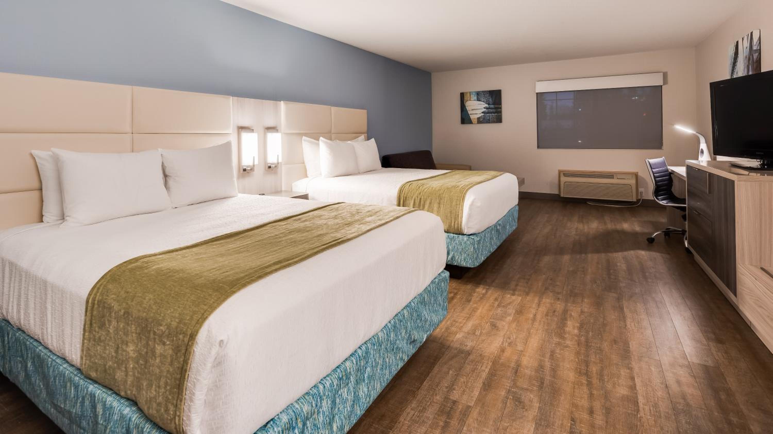 Deluxe Queen Room with Two Queen Beds - Non-Smoking photo 2