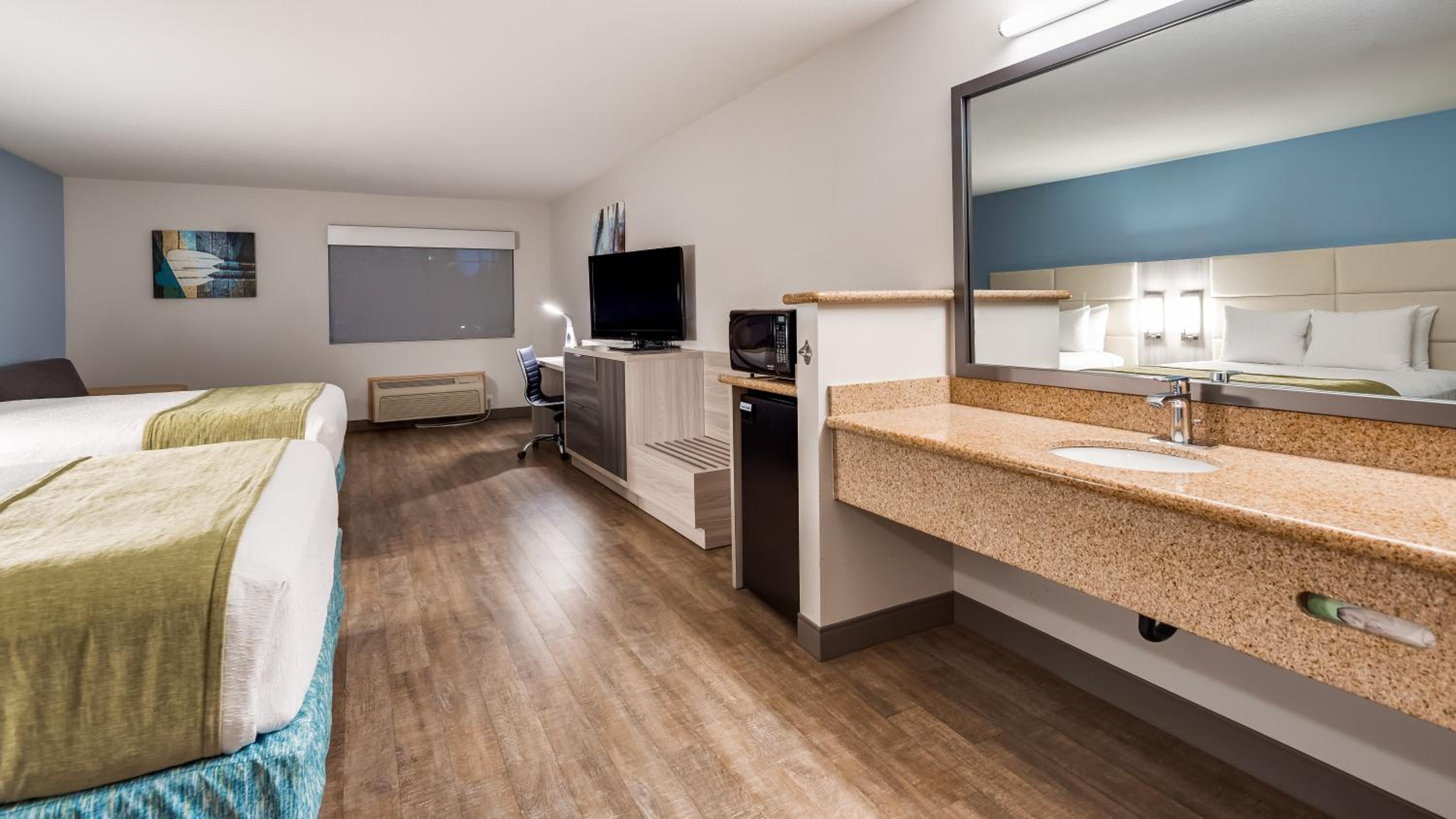 Deluxe Queen Room with Two Queen Beds - Non-Smoking photo 3
