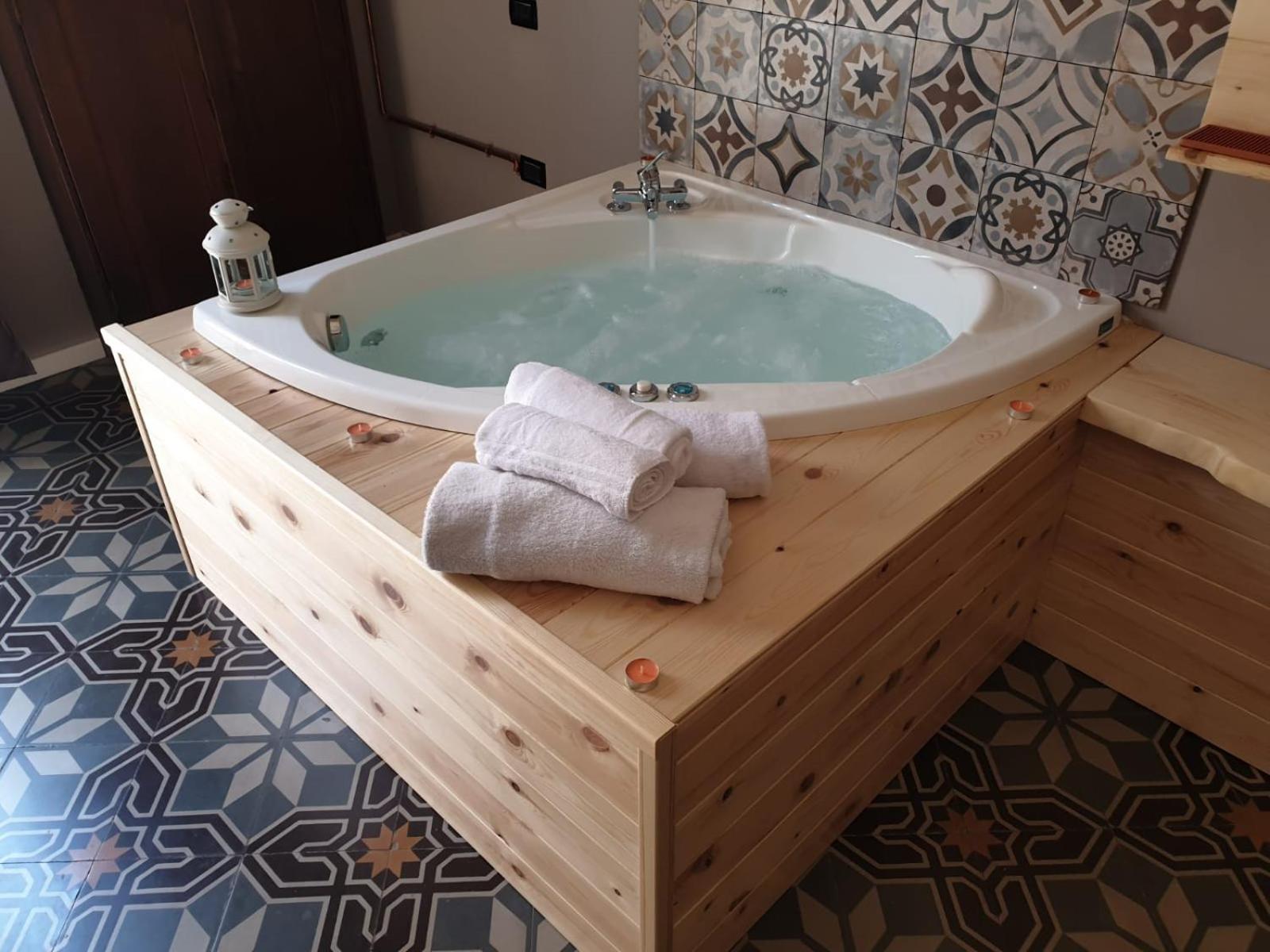 Queen Suite with Spa Bath - Photo 21