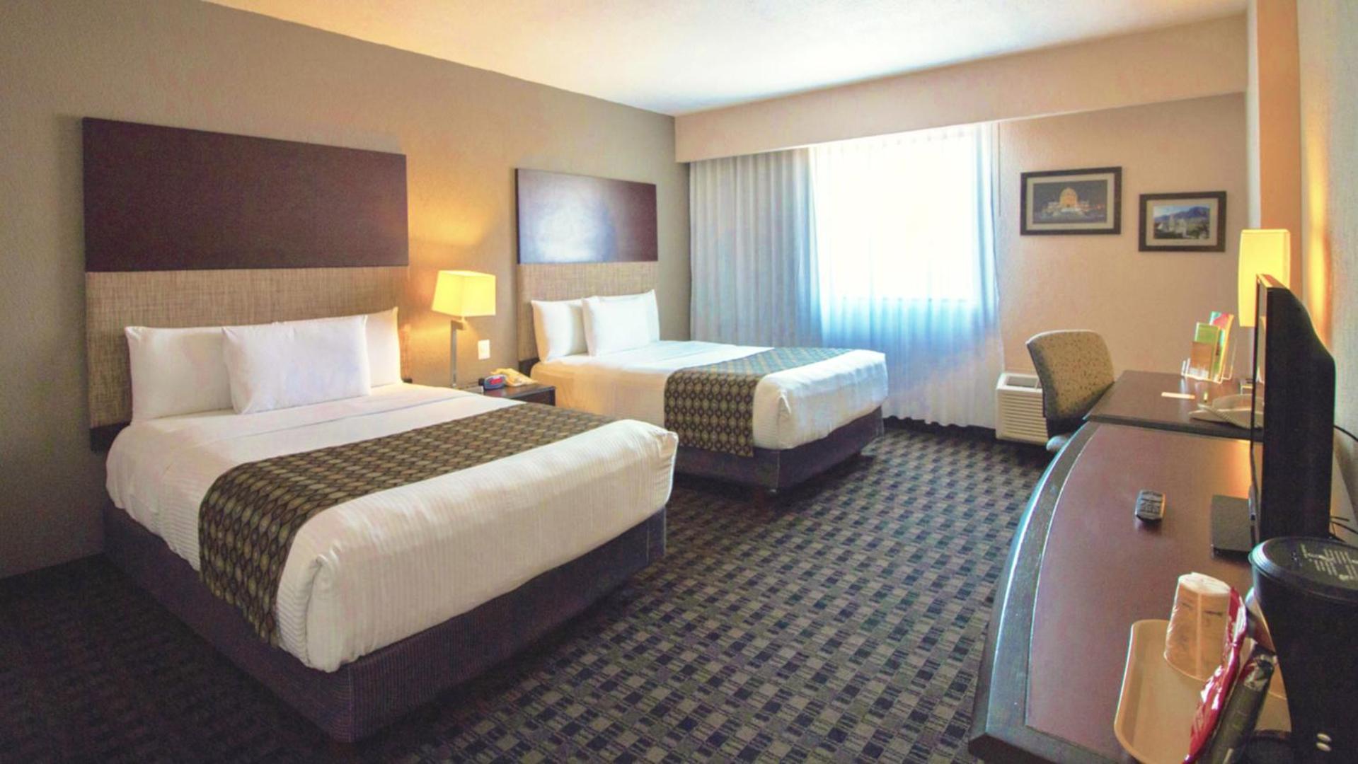 Queen Room with Two Queen Beds - Non-Smoking - Photo 7
