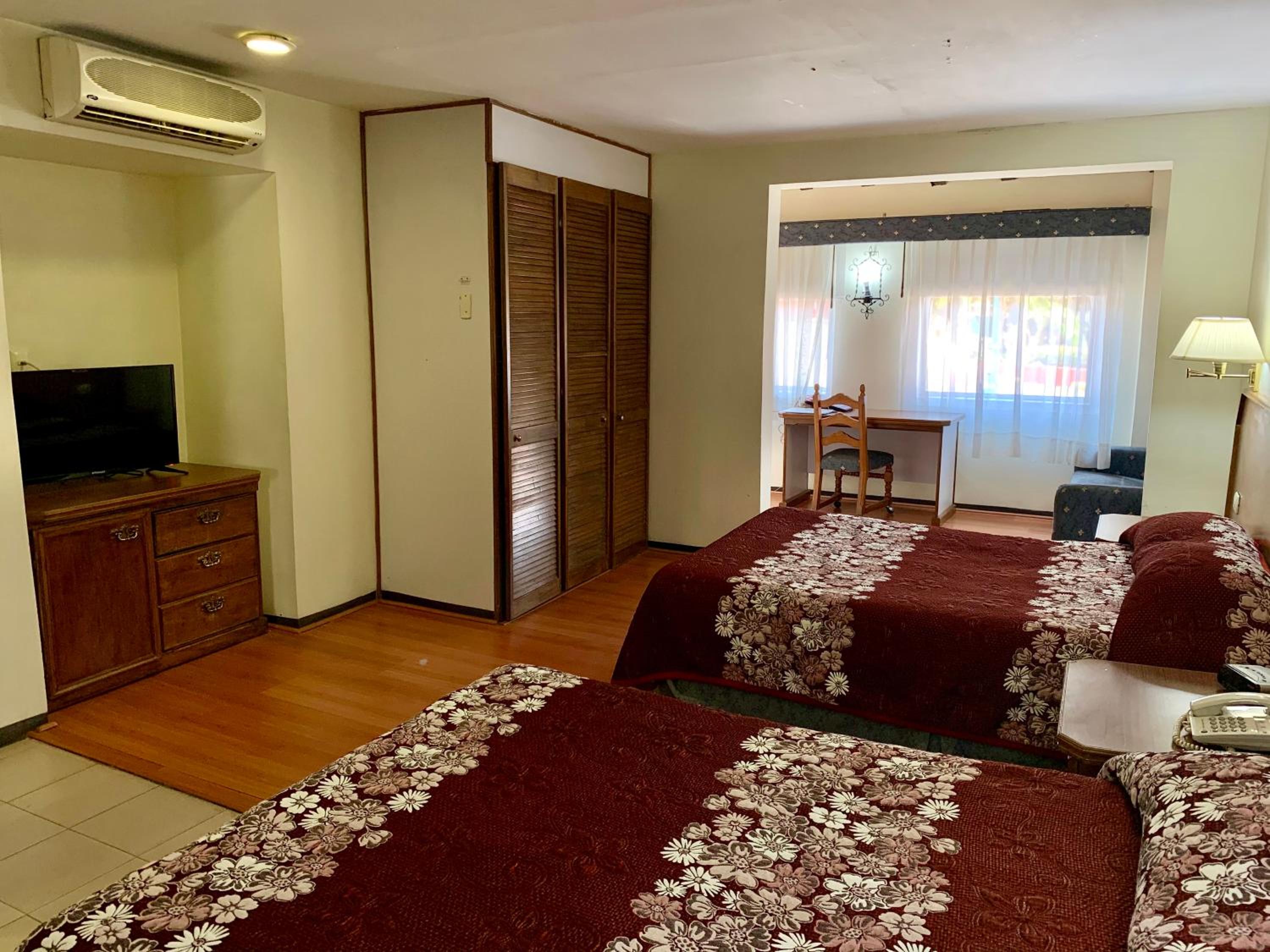 Double Room with Two Double Beds - Photo 4