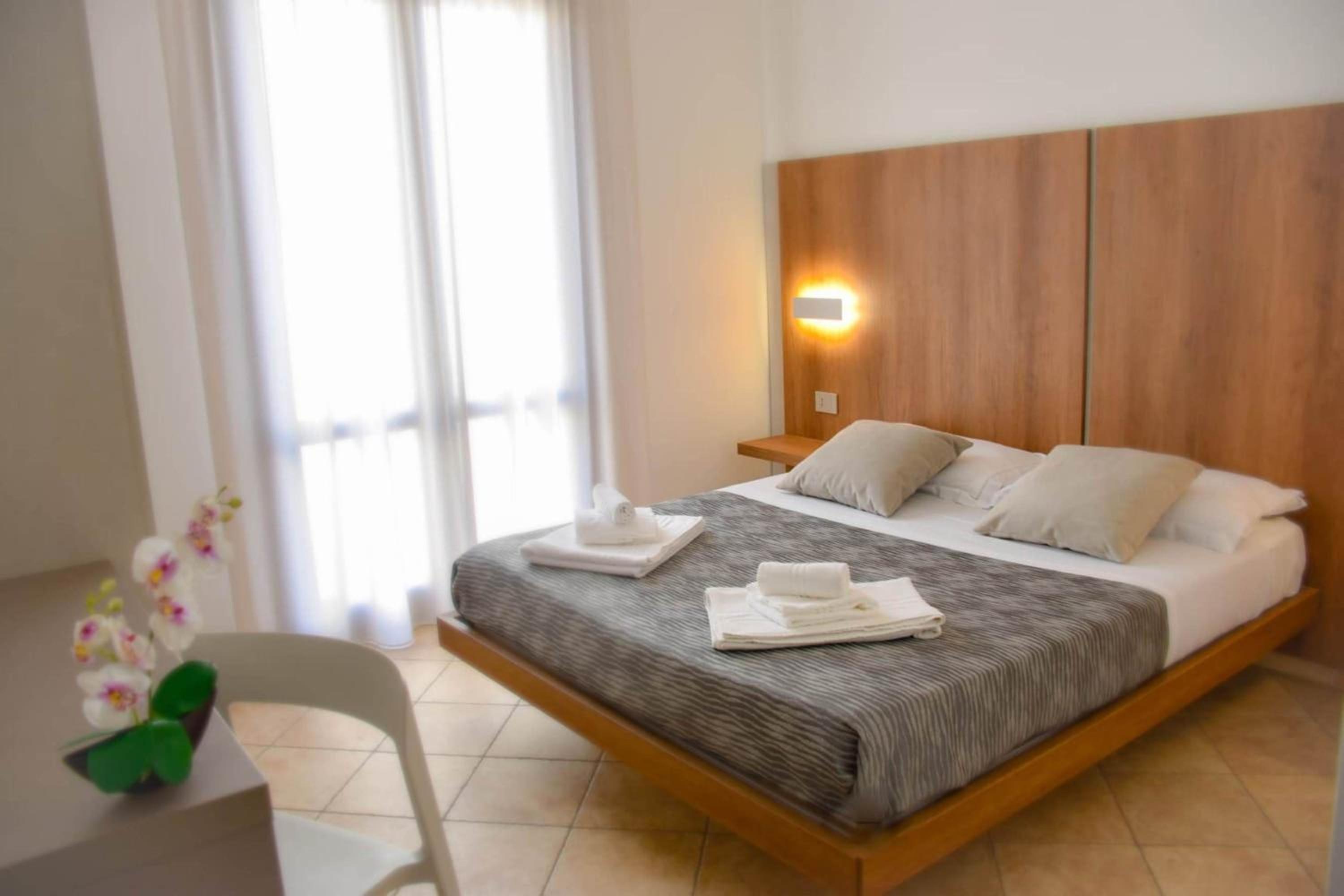 Deluxe Double Room - Photo 16