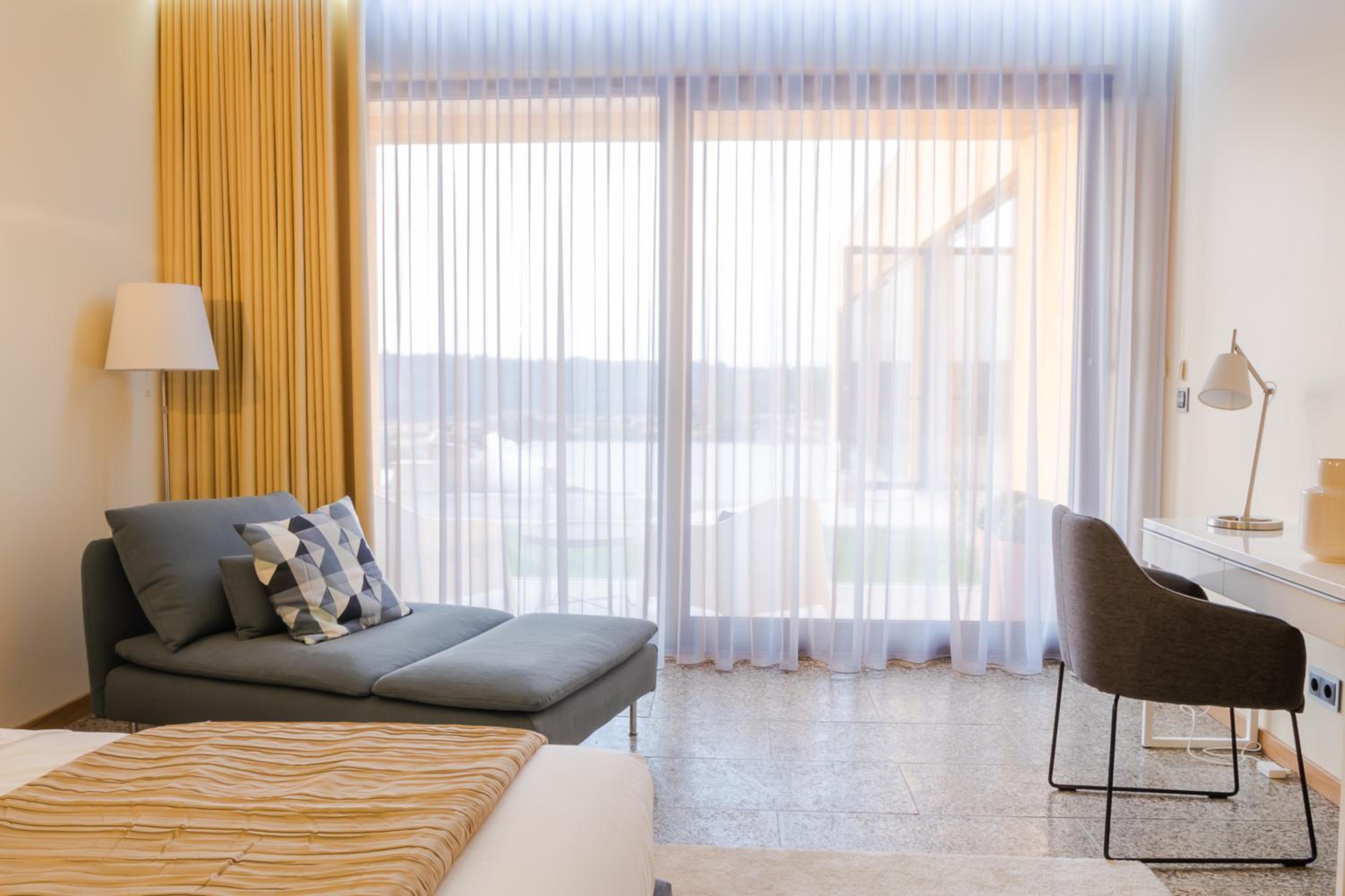 King Room with Balcony - Photo 11
