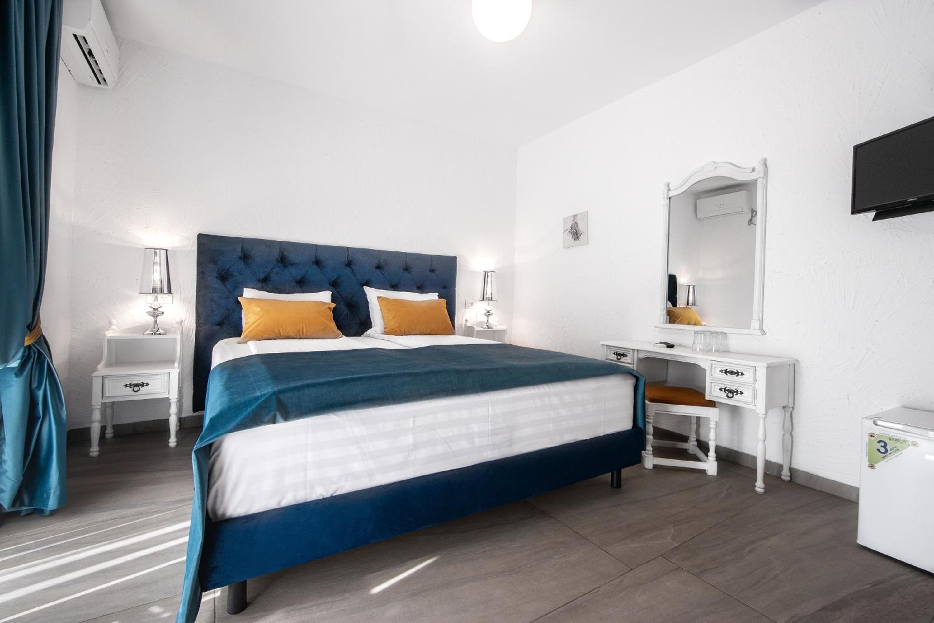 Double Room with Balcony - Photo 14