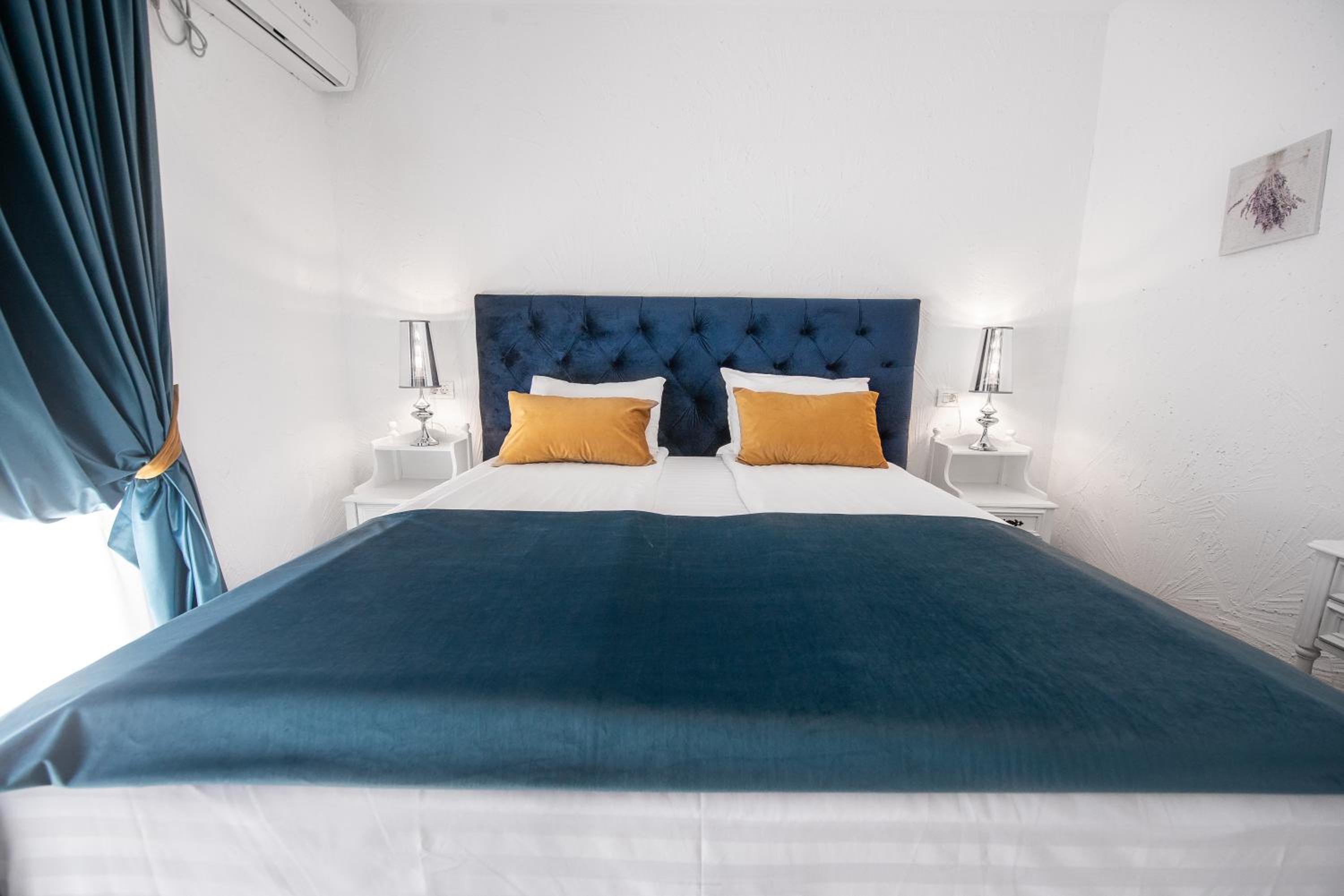 Double Room with Balcony - Photo 17