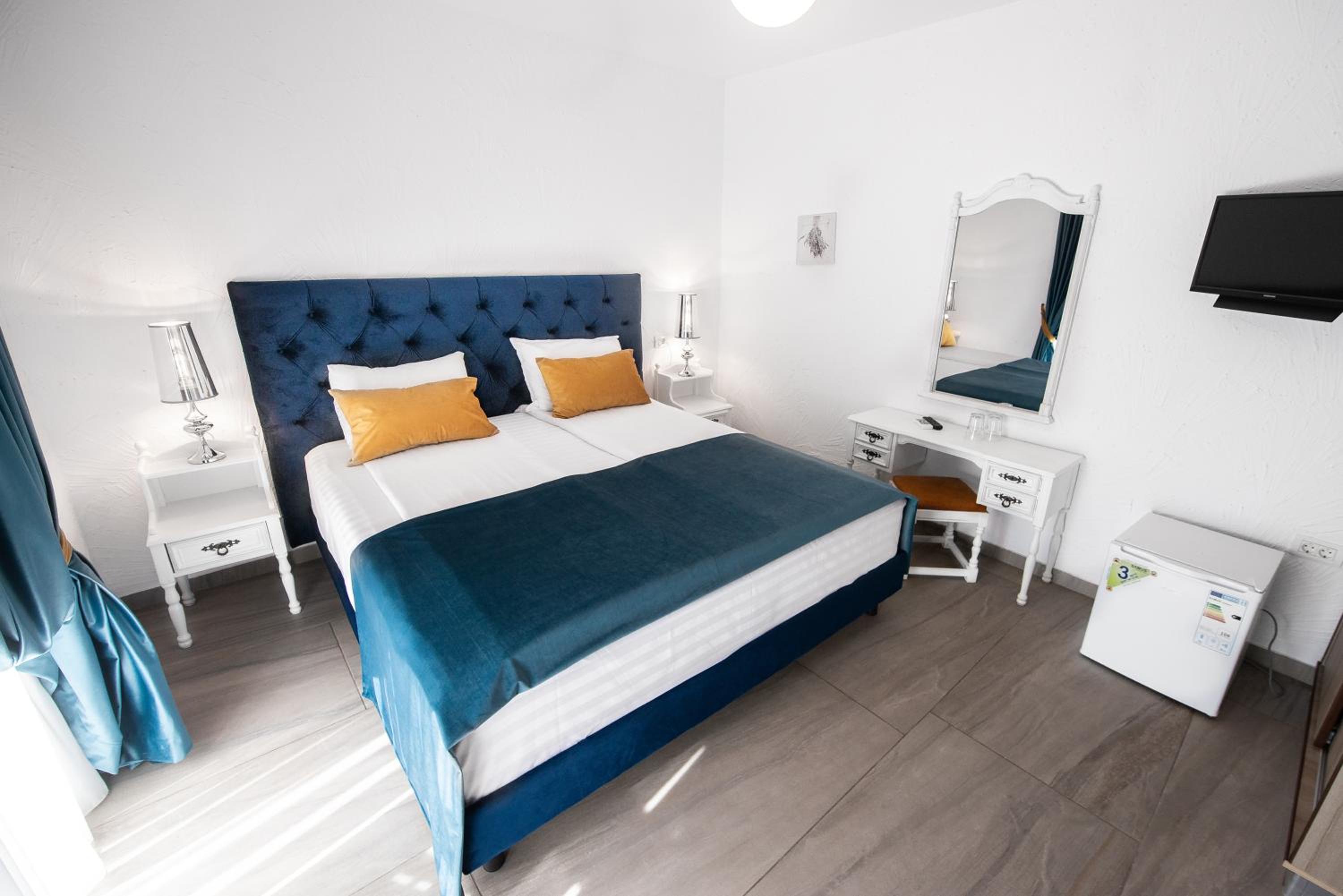 Double Room with Balcony - Photo 18