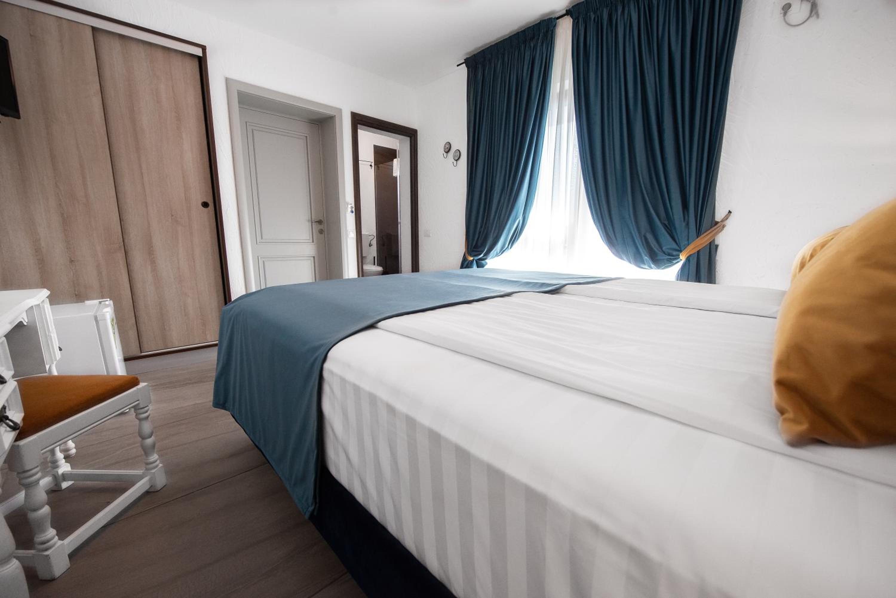 Double Room with Balcony - Photo 19