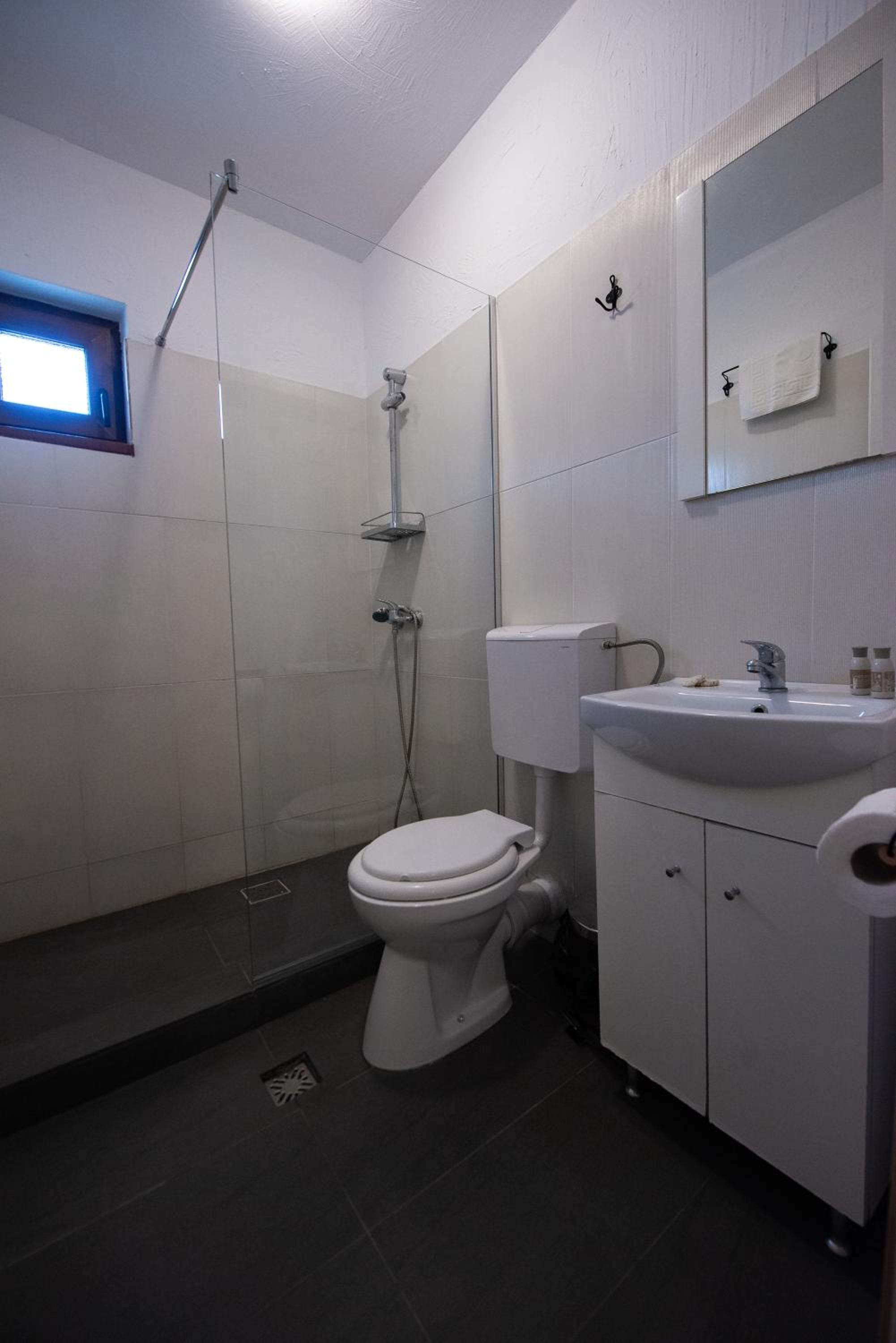 Double Room with Balcony - Photo 21