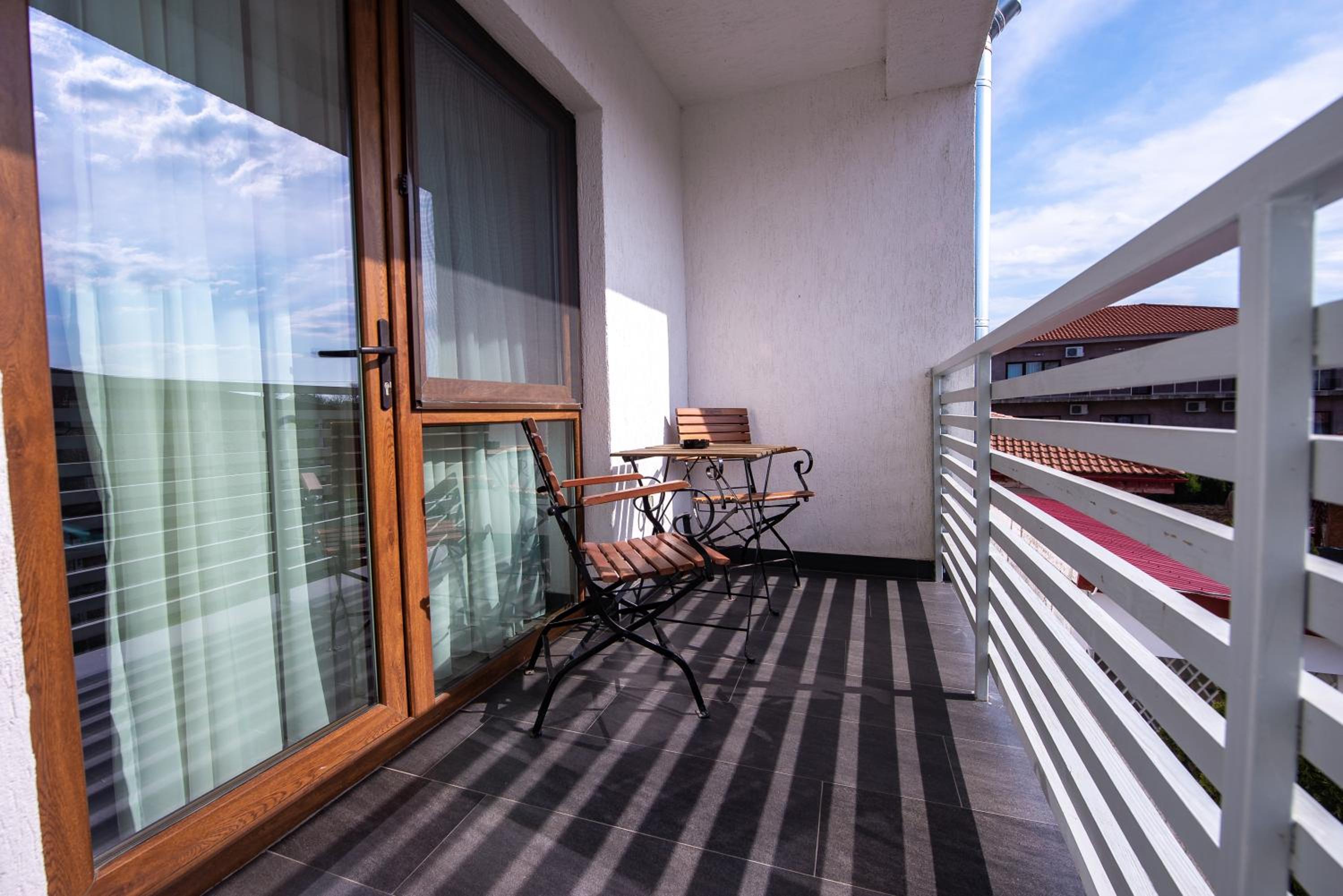 Double Room with Balcony - Photo 22