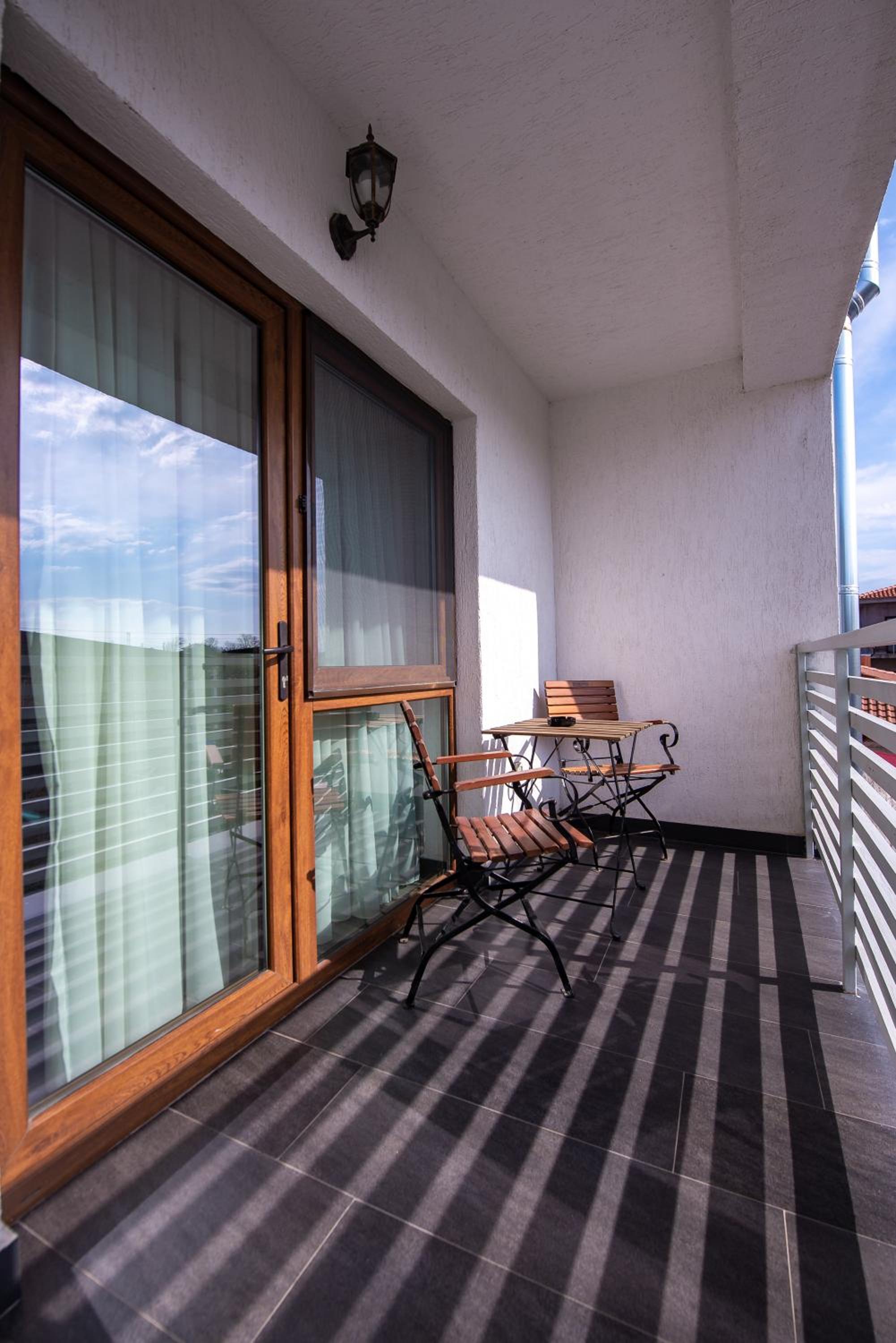 Double Room with Balcony - Photo 23