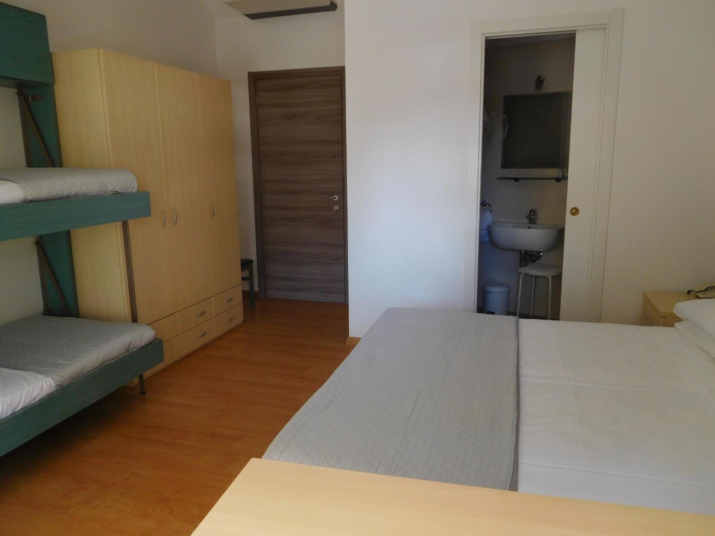 Economy Quadruple Room photo 1