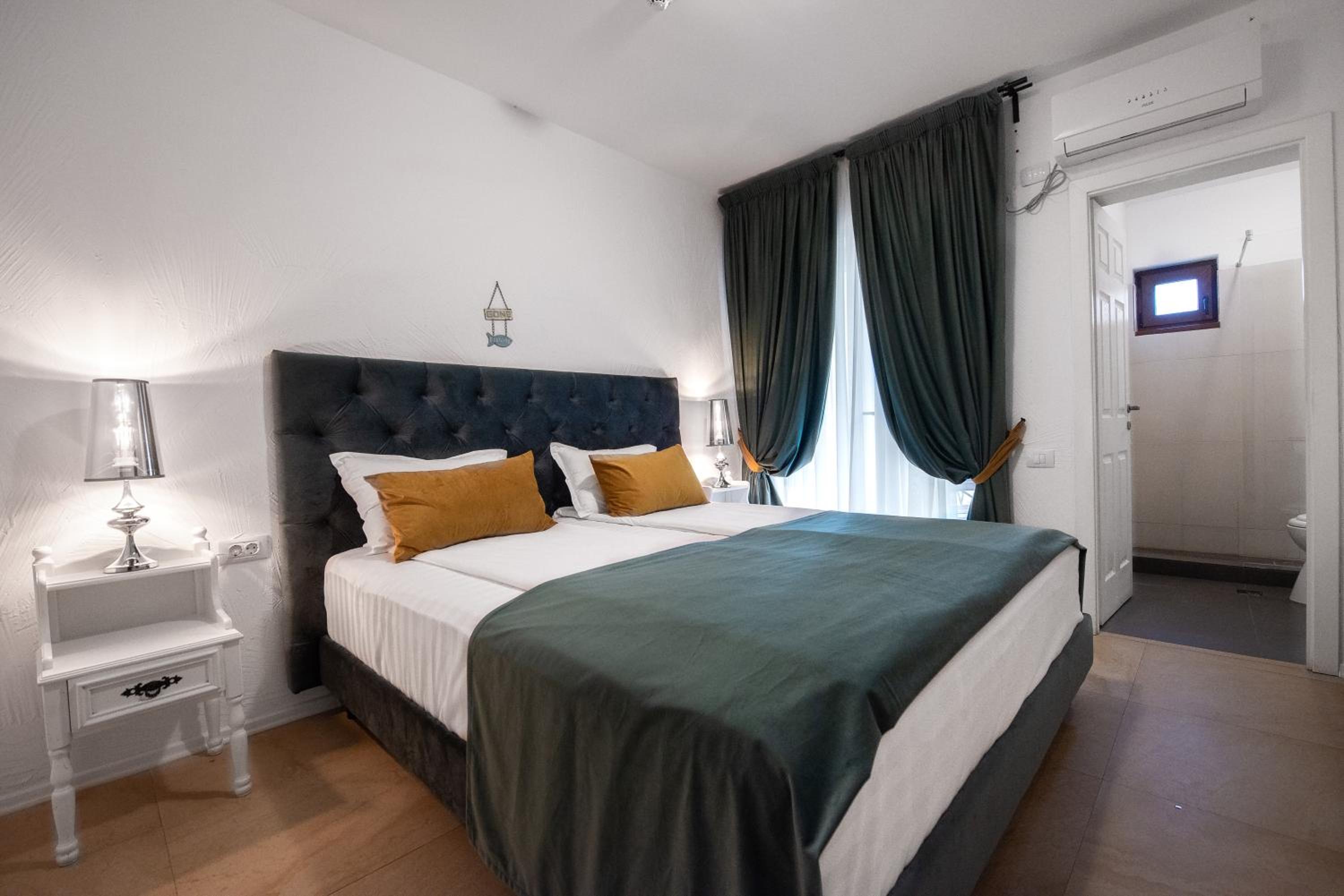 Double Room with Balcony - Photo 4