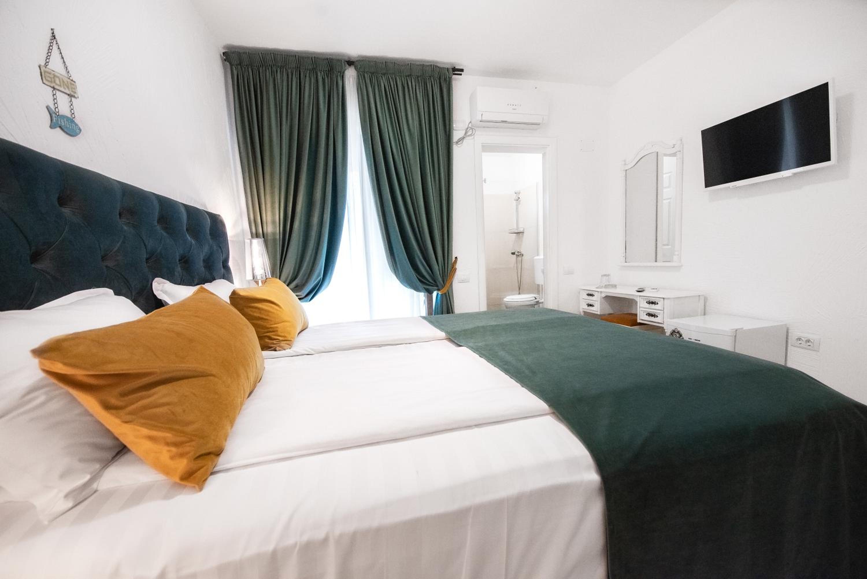 Double Room with Balcony - Photo 5
