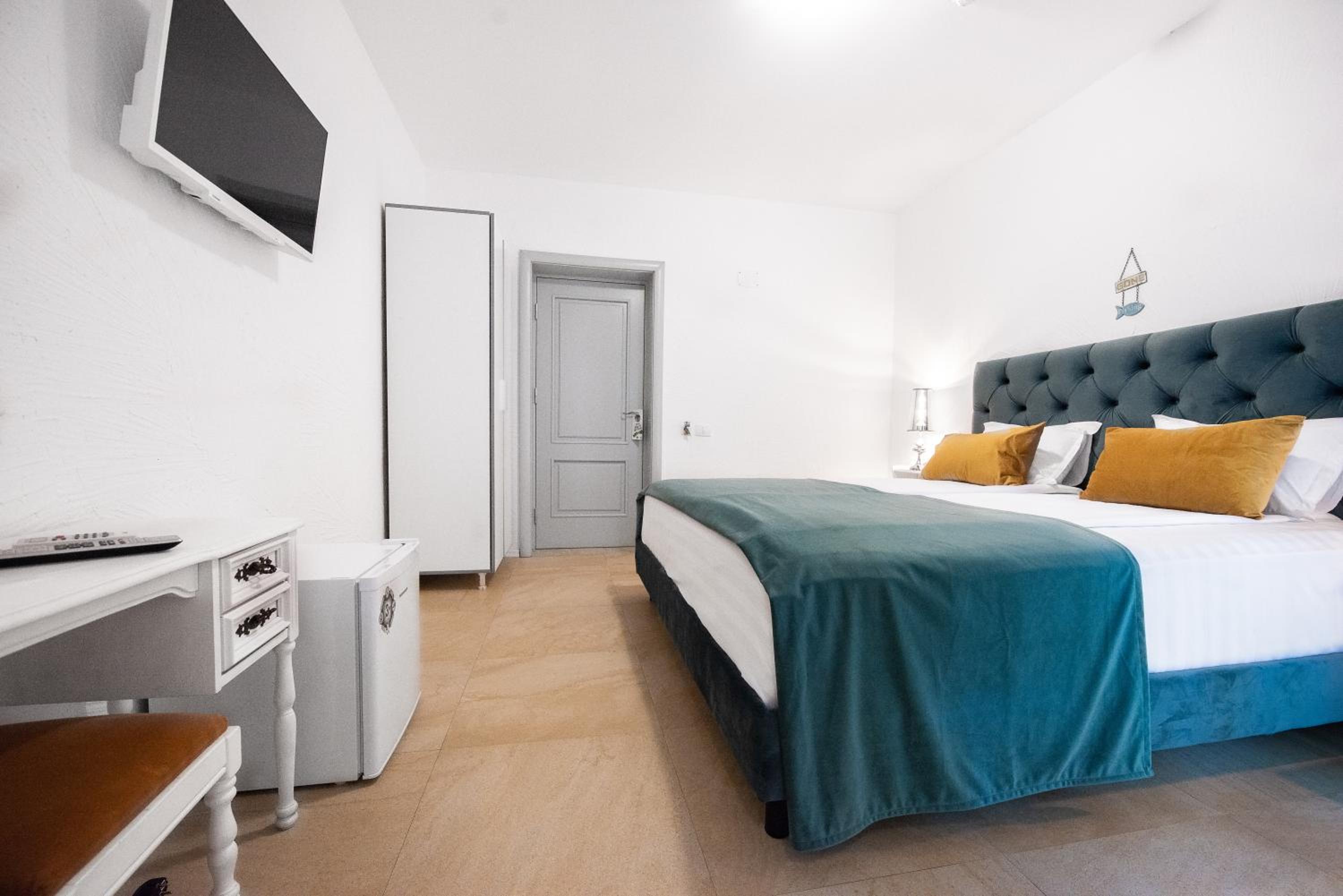 Double Room with Balcony - Photo 7