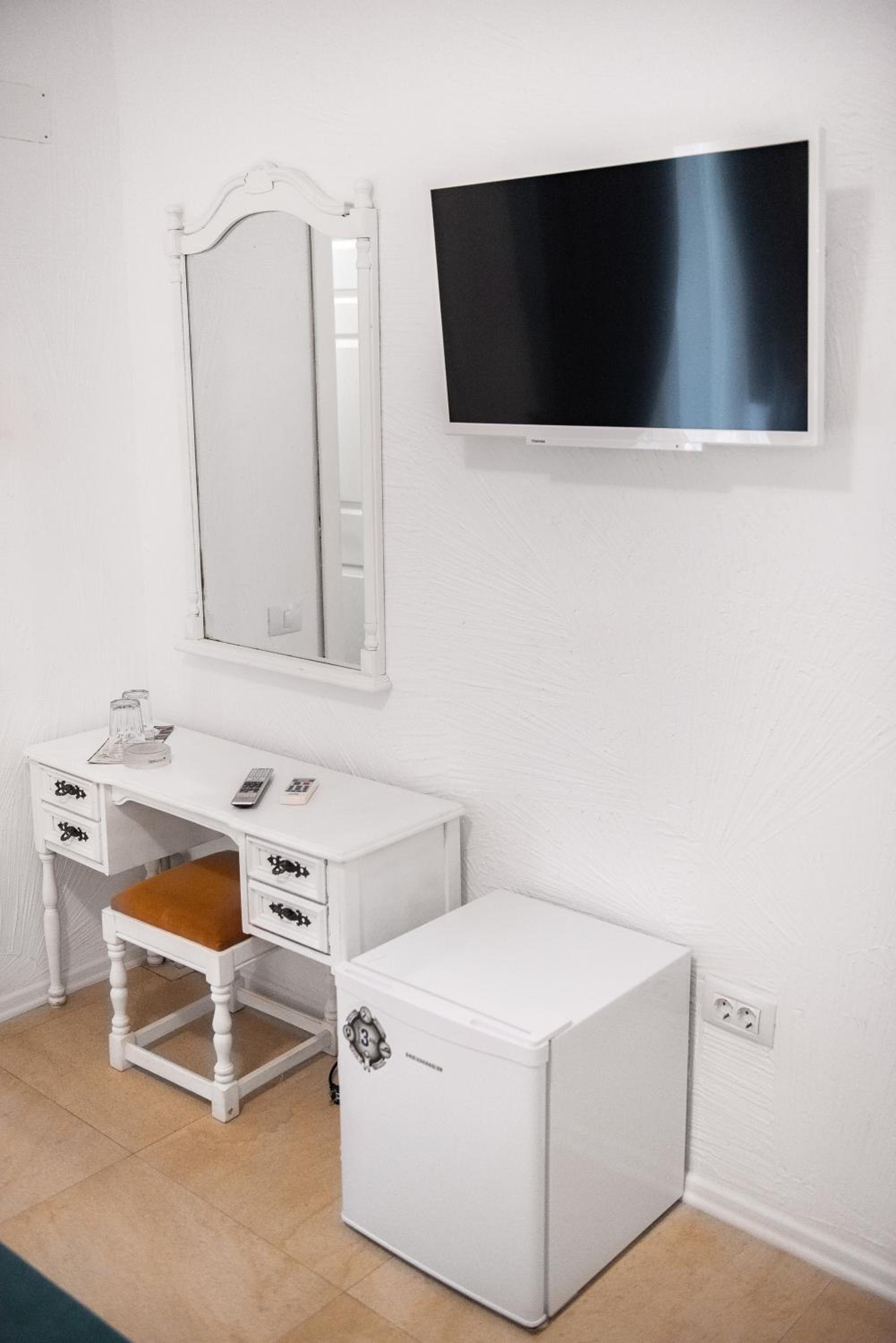 Double Room with Balcony - Photo 8