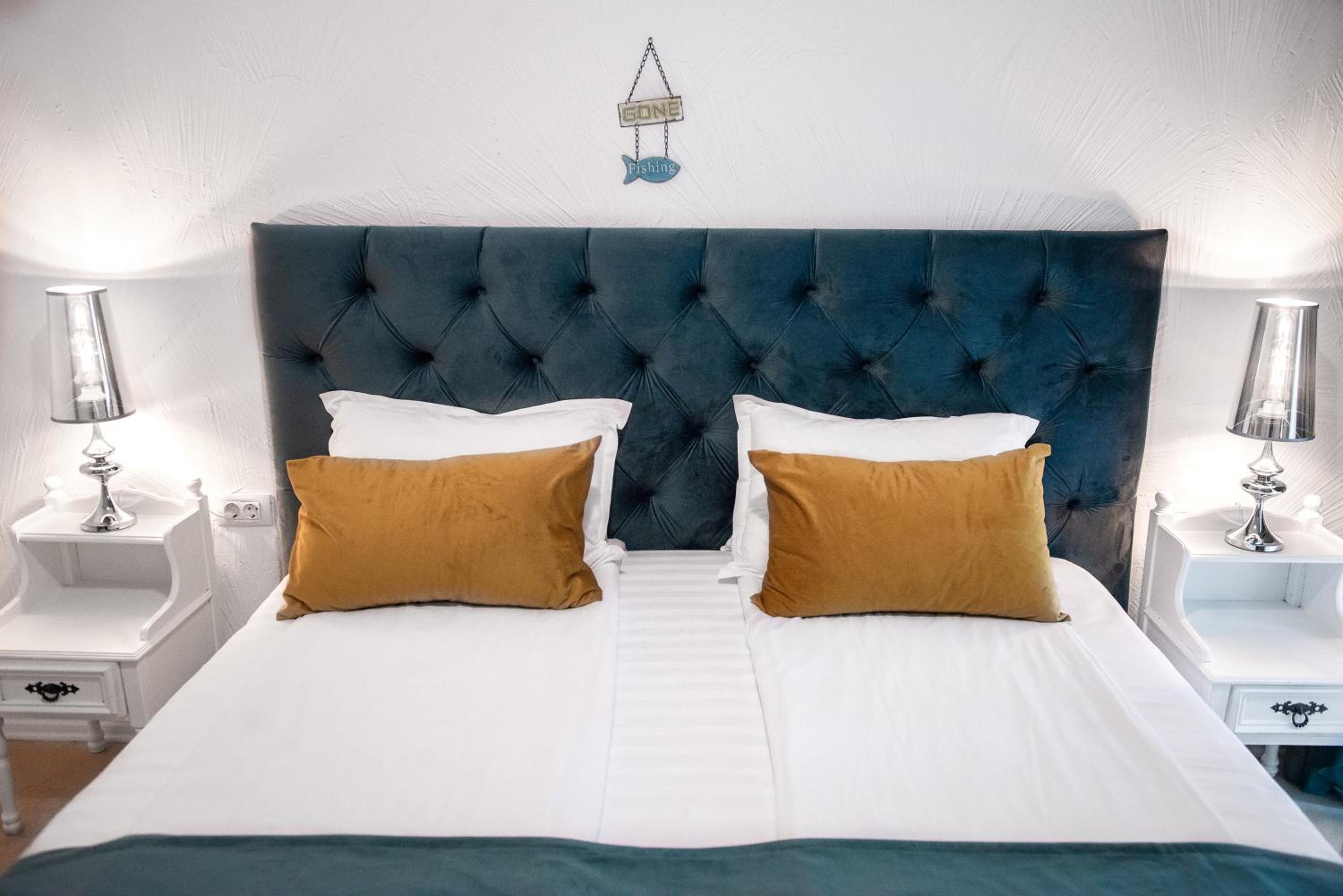 Double Room with Balcony - Photo 10