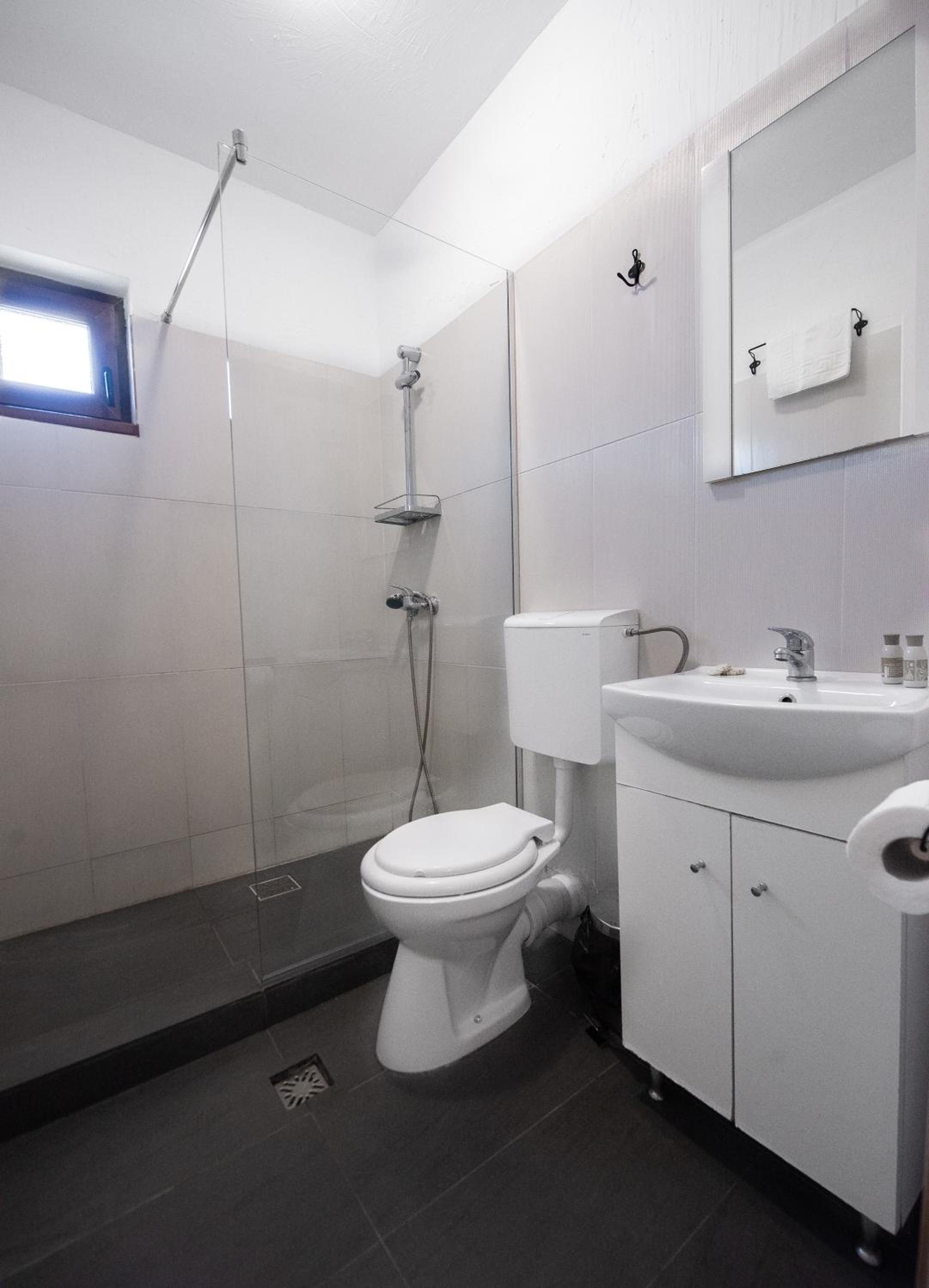 Double Room with Balcony - Photo 11