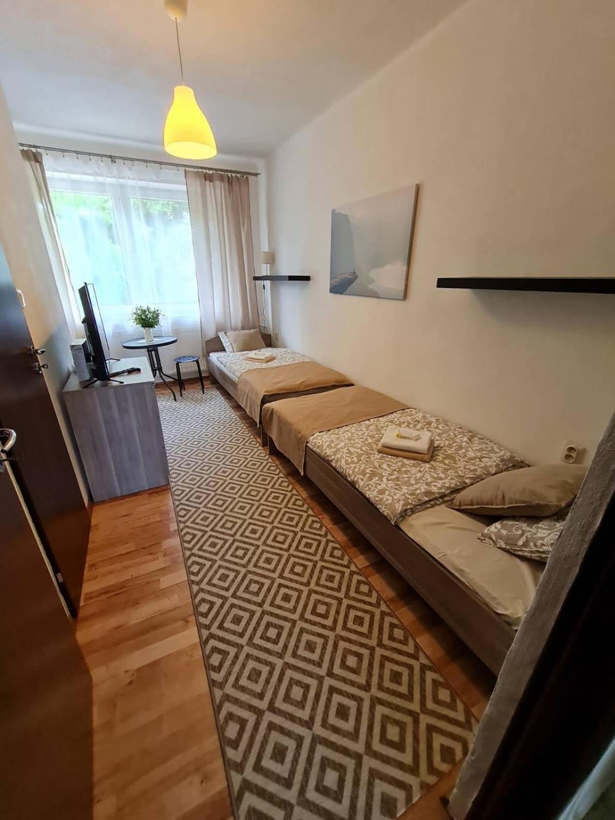 Twin Room with Private Bathroom - Photo 2