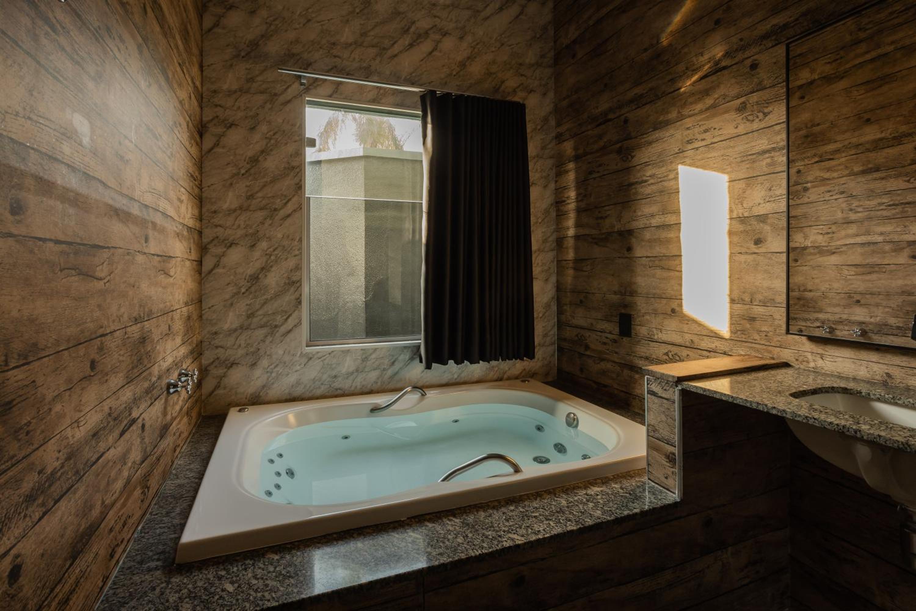 Suite with Hot Tub - Photo 3