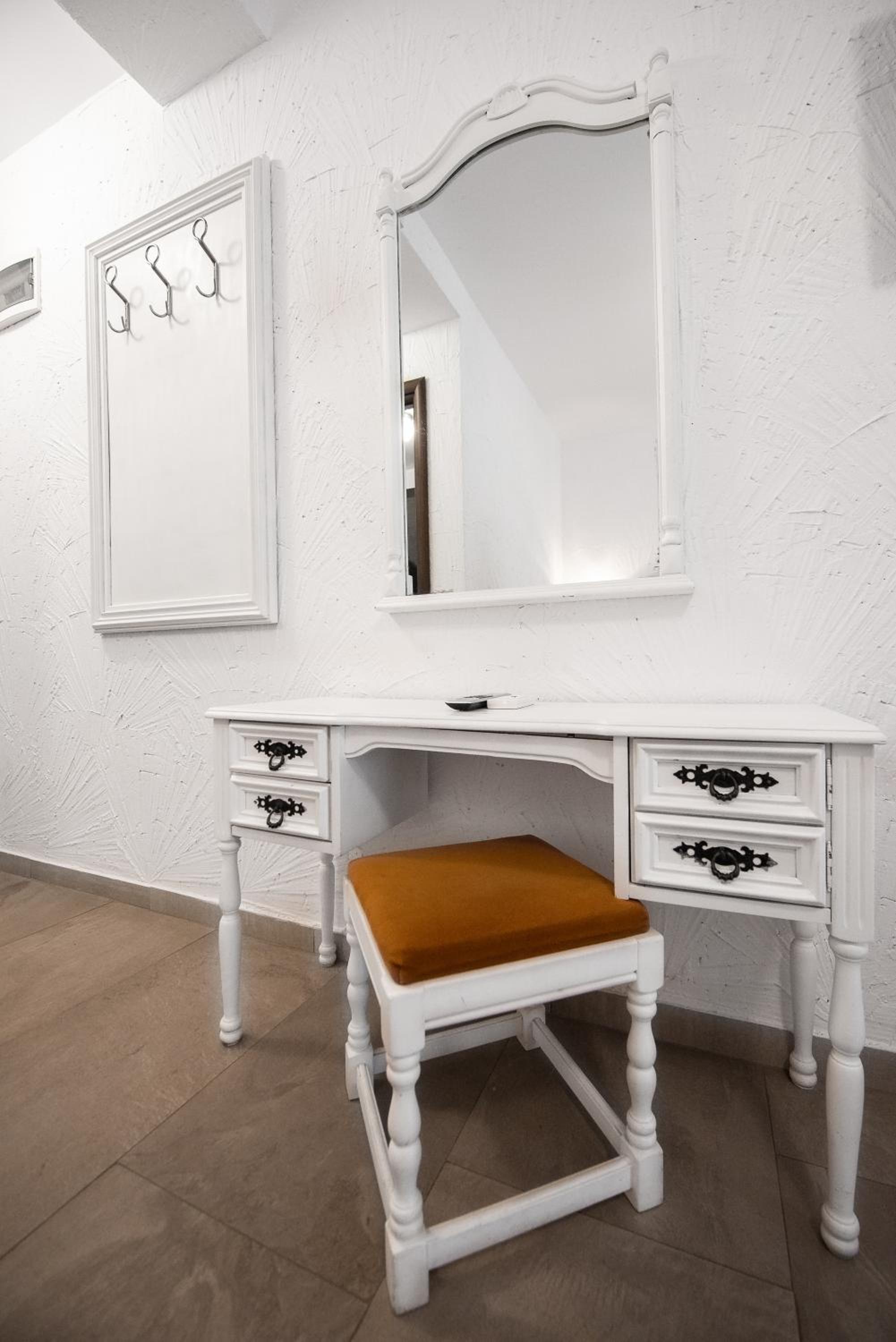 Triple Room with Balcony - Photo 7