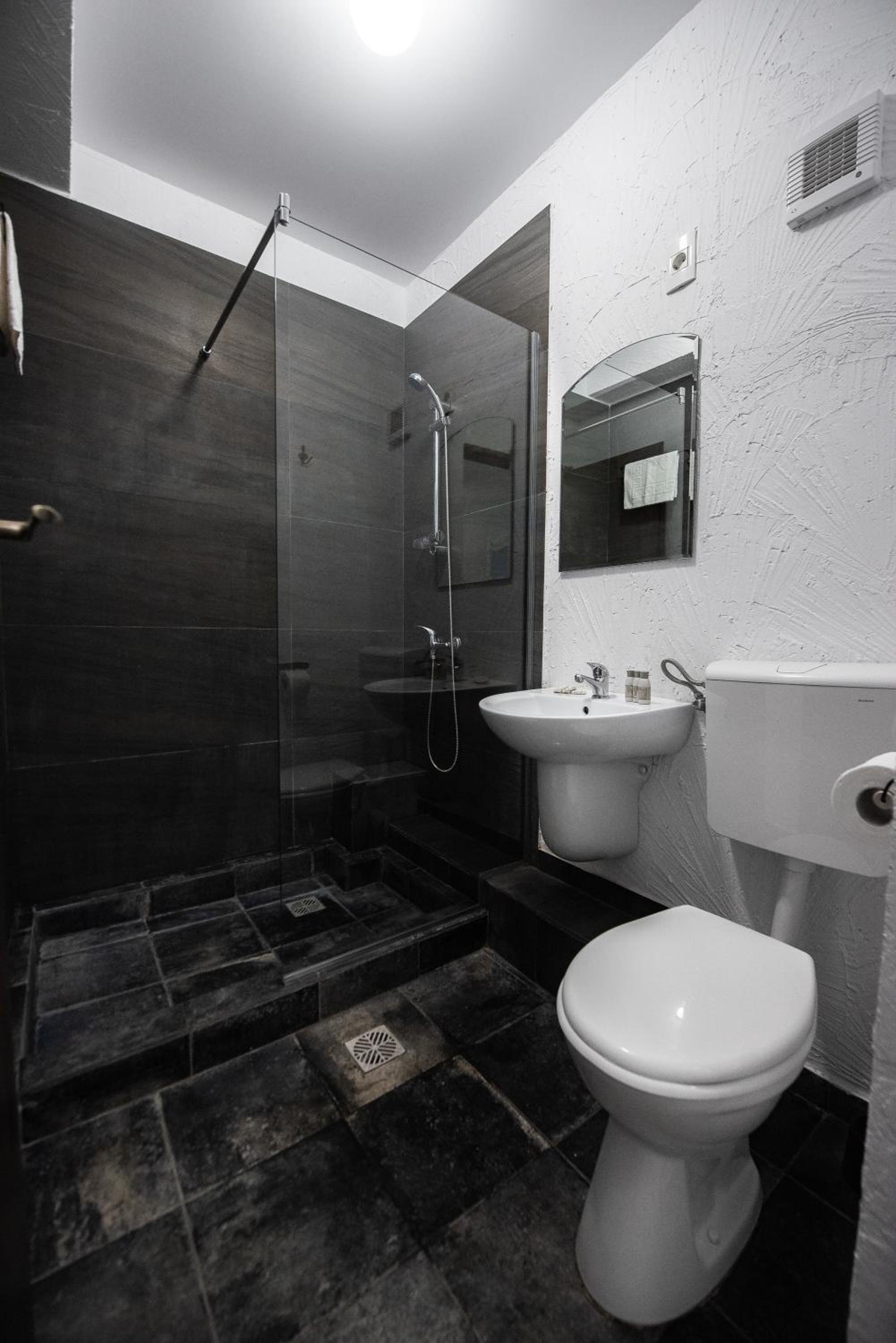 Triple Room with Balcony - Photo 9
