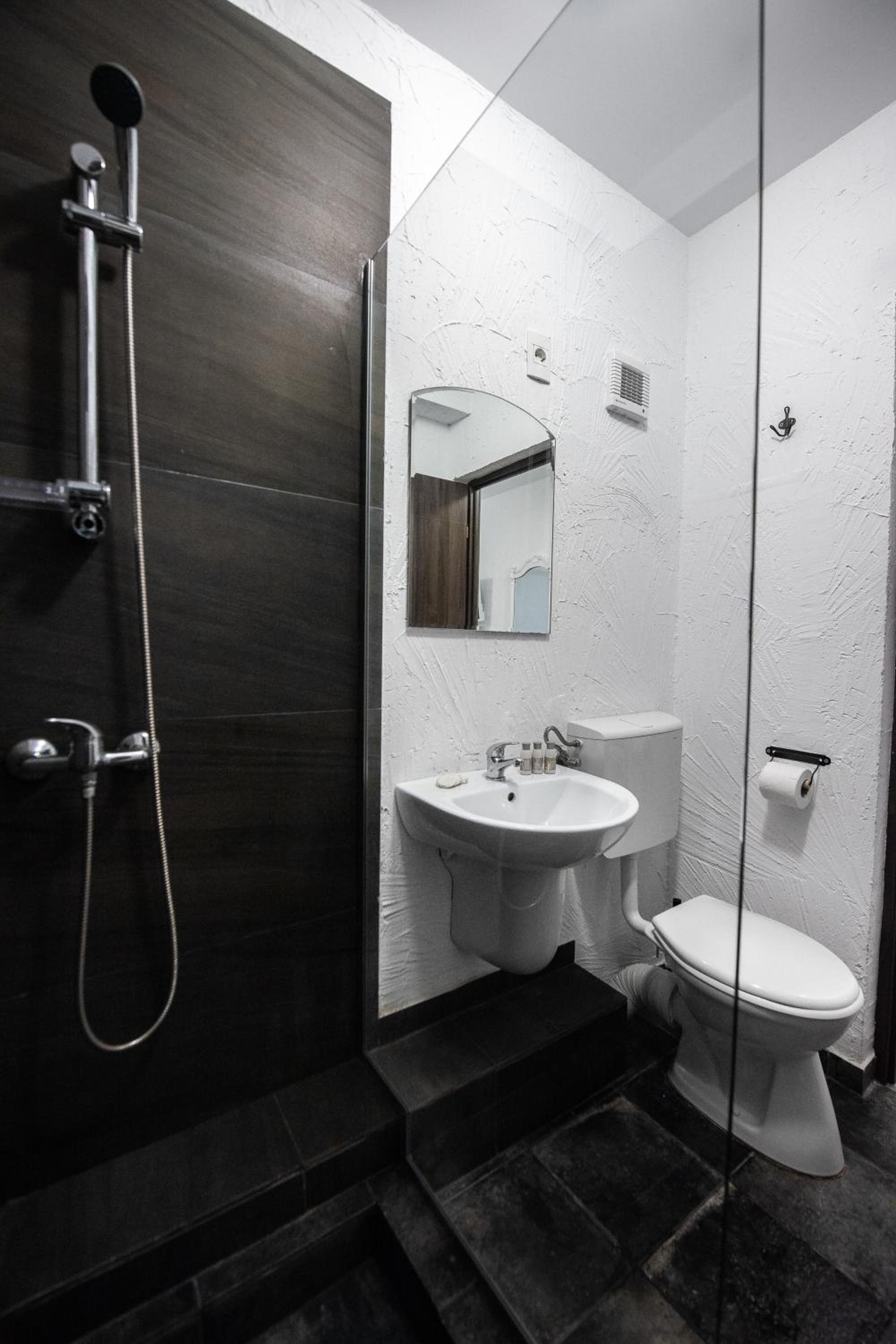 Triple Room with Balcony - Photo 10
