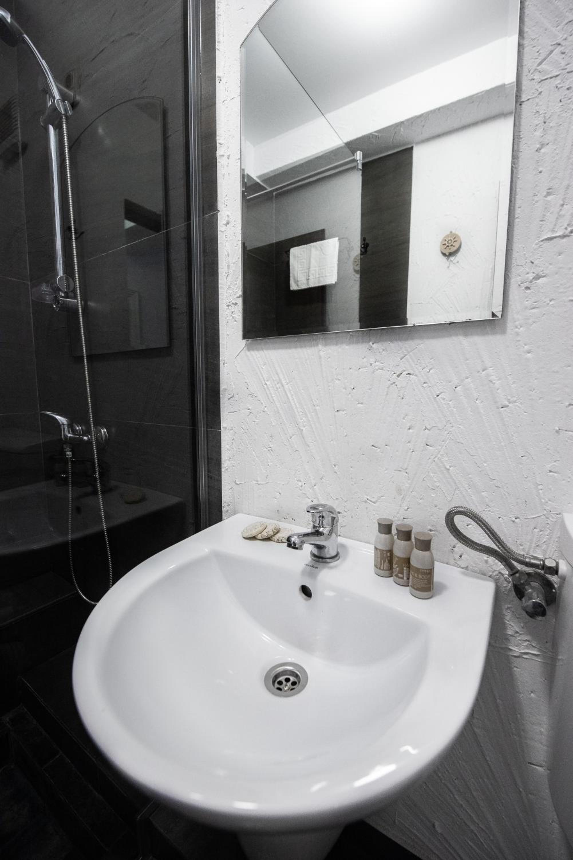 Triple Room with Balcony - Photo 11