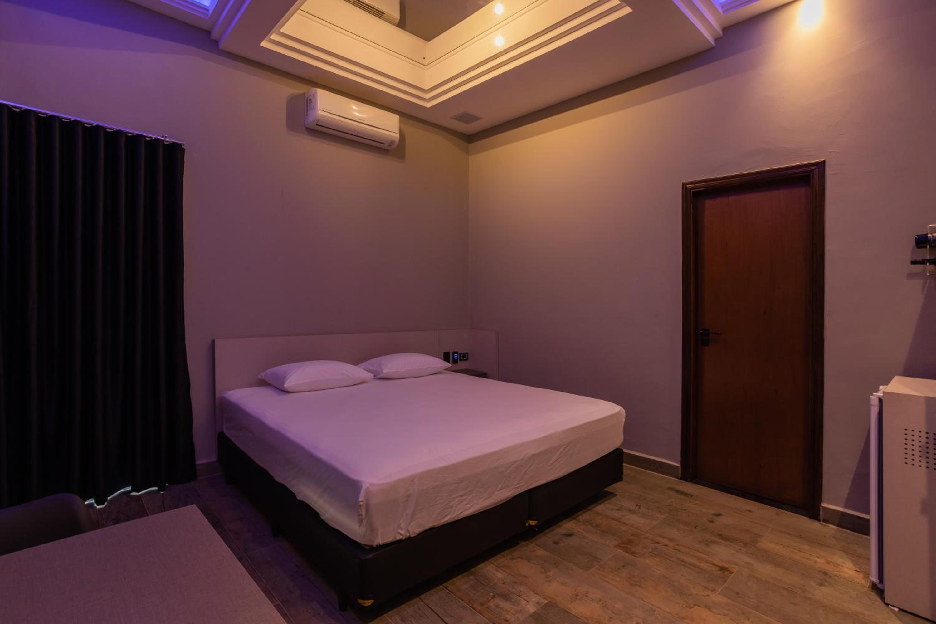 Suite with Hot Tub - Photo 2
