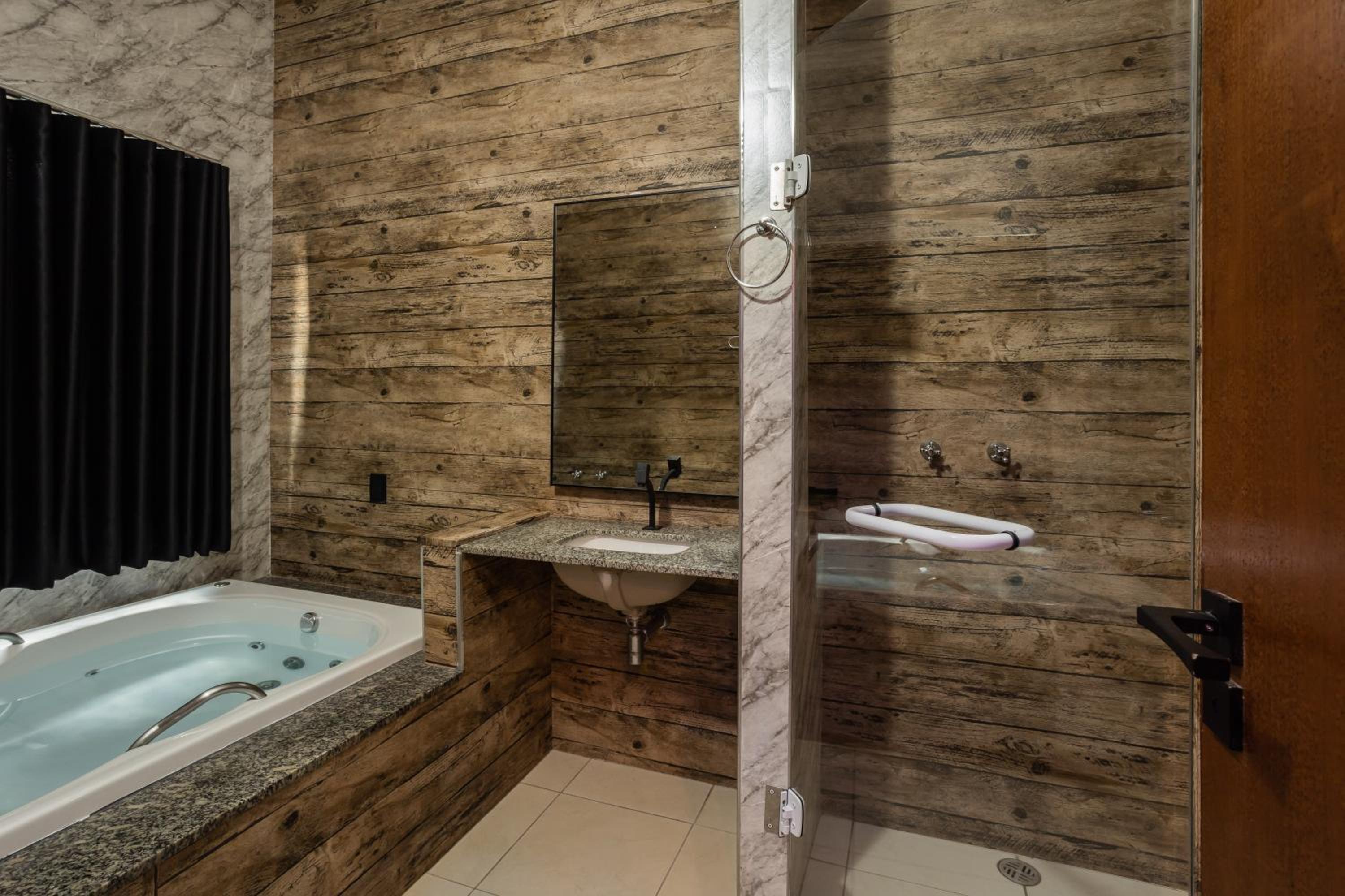 Suite with Hot Tub - Photo 4