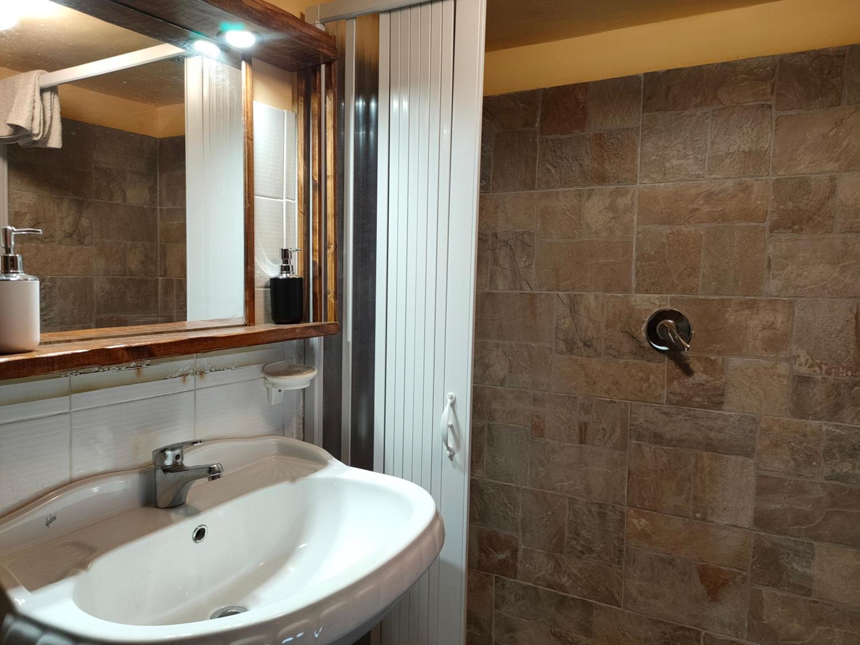 One-Bedroom Apartment - Photo 3