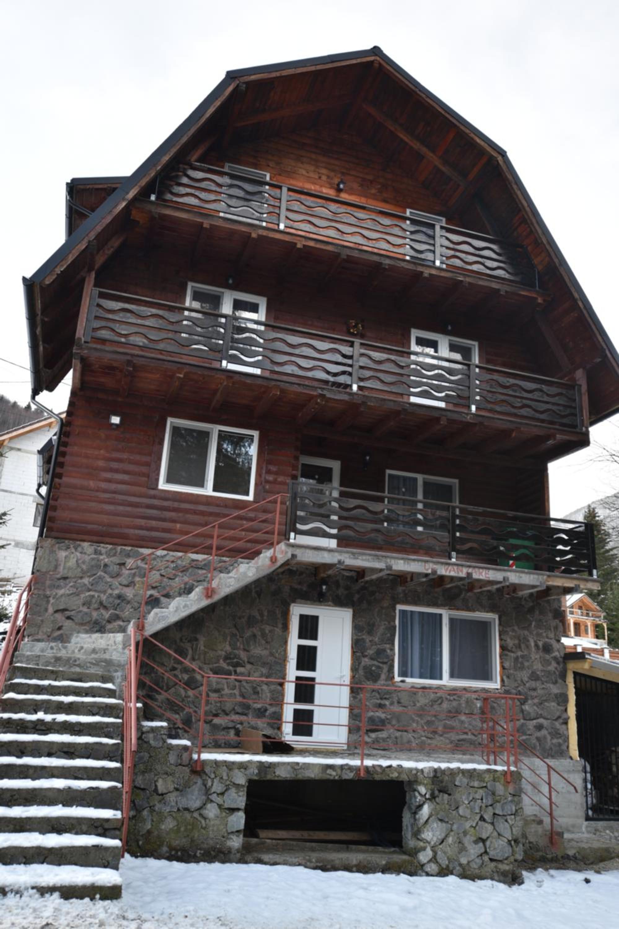 Eight-Bedroom House - Photo 2