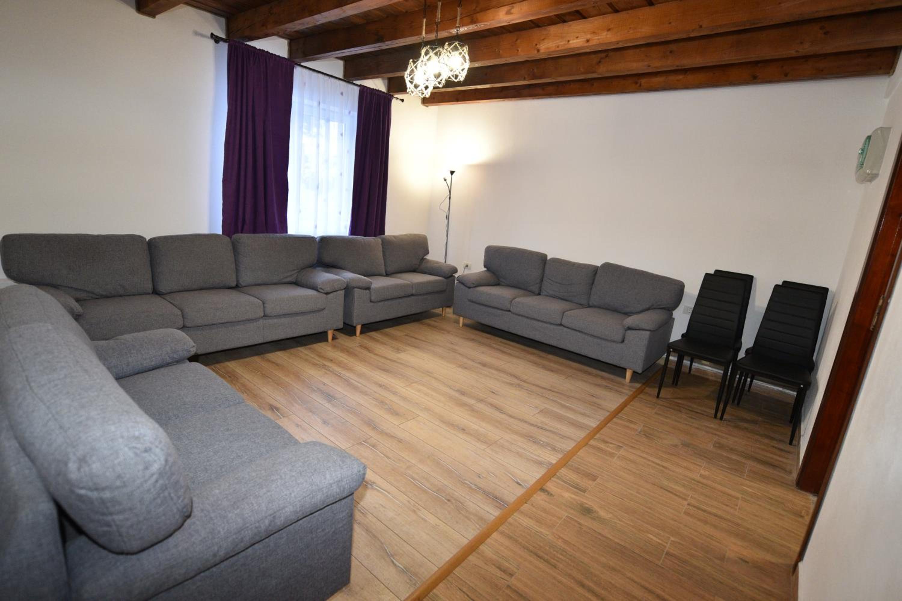 Eight-Bedroom House - Photo 45