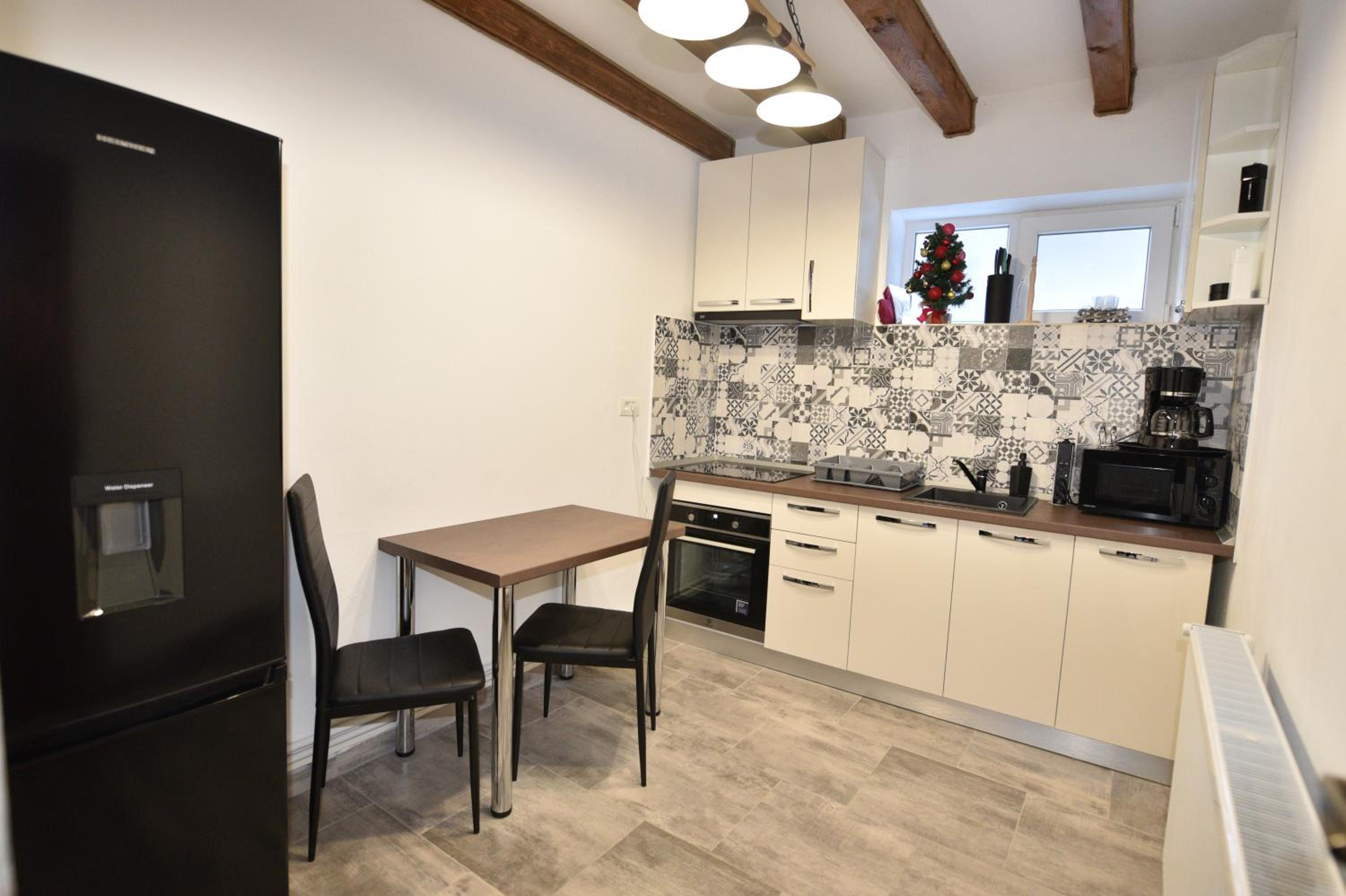Eight-Bedroom House - Photo 39