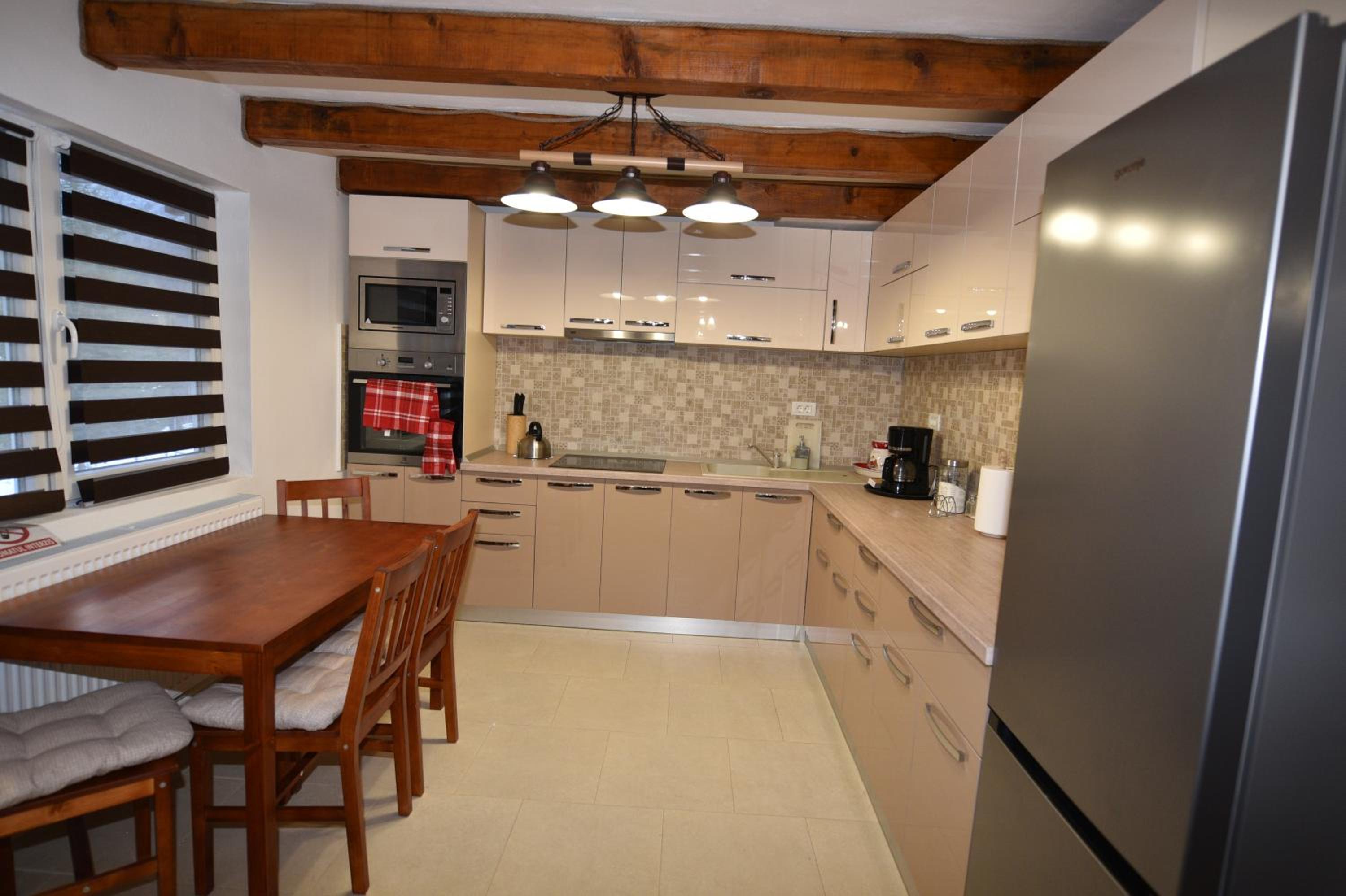 Eight-Bedroom House - Photo 38
