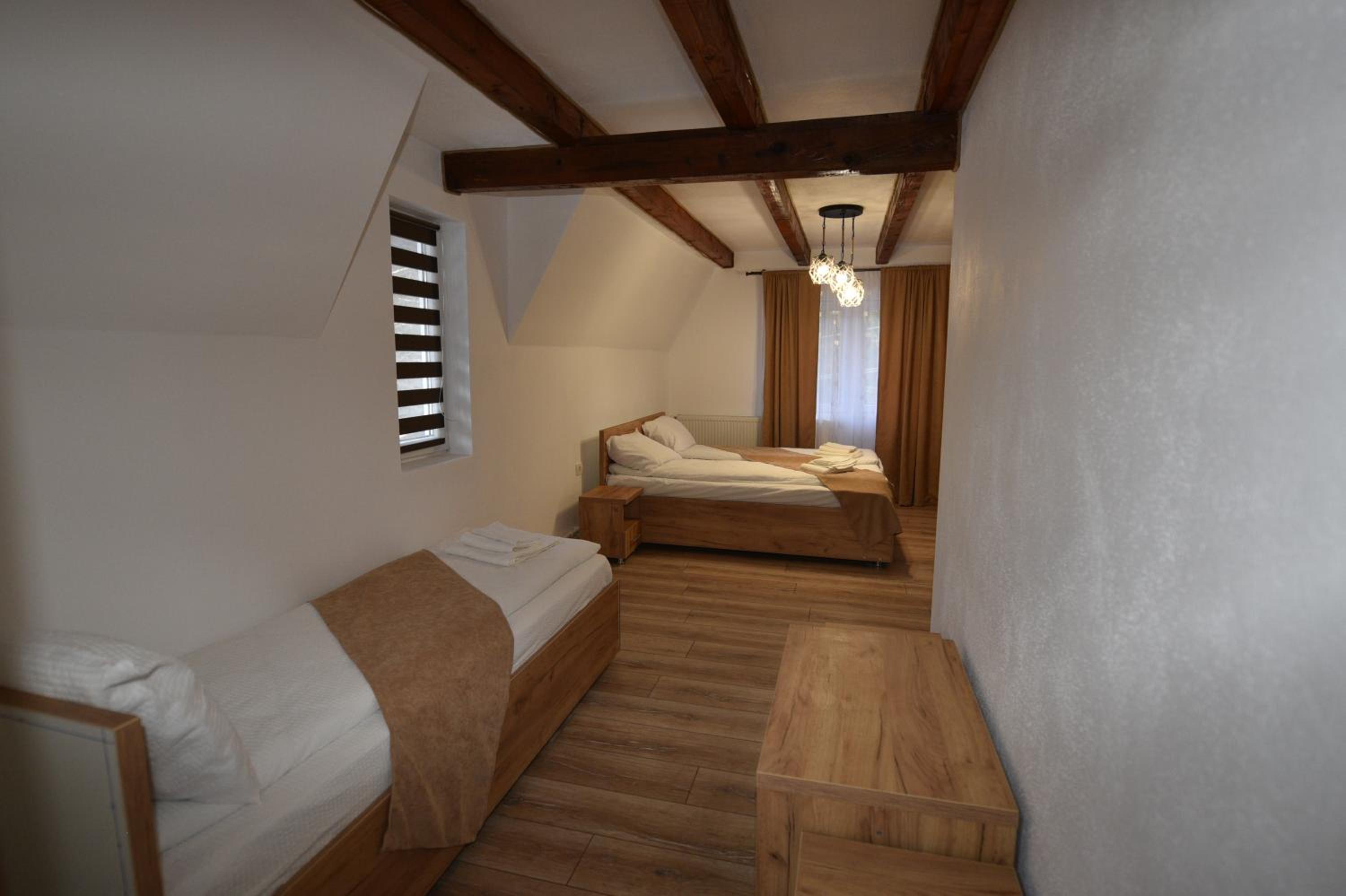 Eight-Bedroom House - Photo 37
