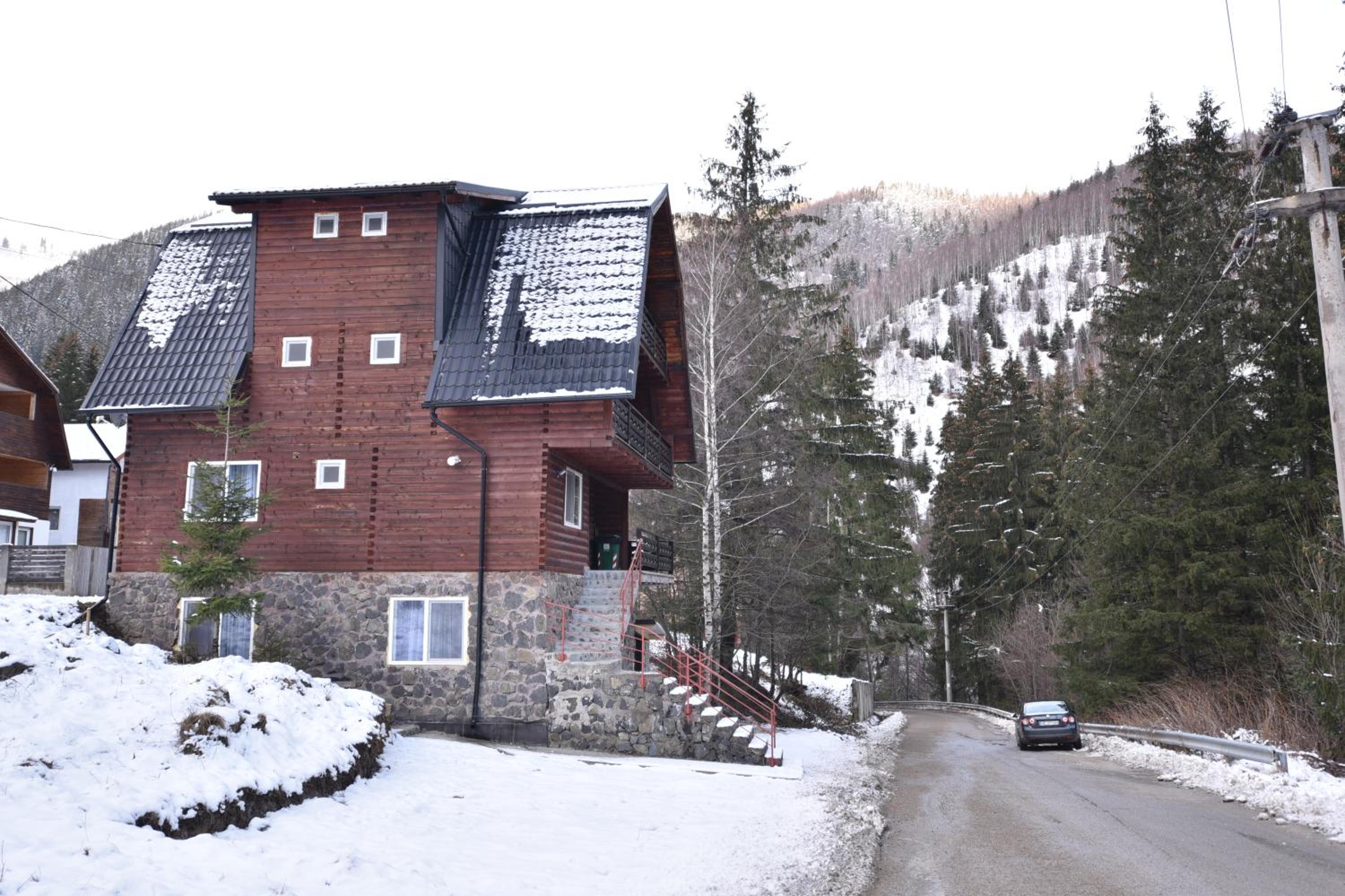 Eight-Bedroom House - Photo 36