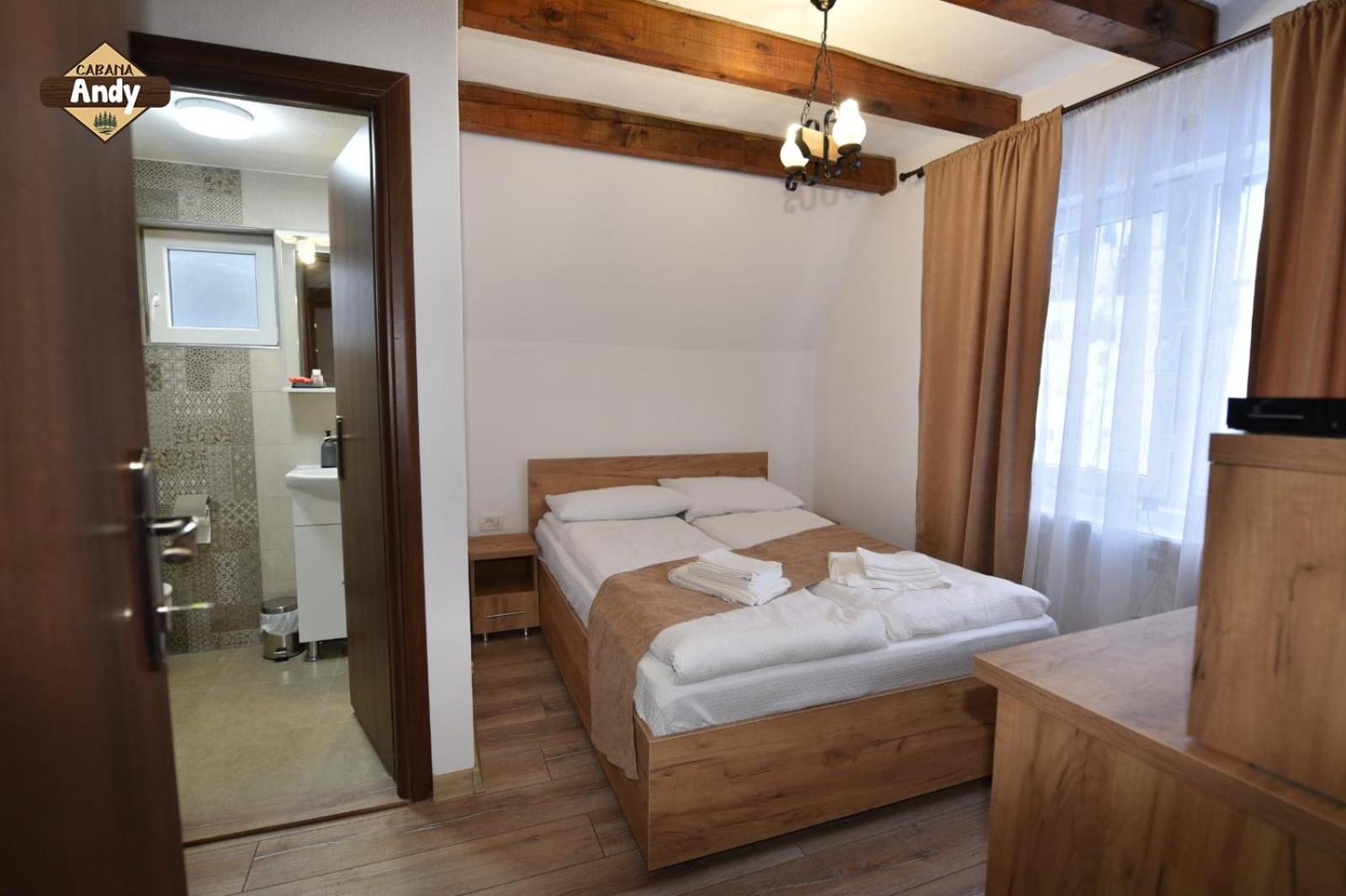 Eight-Bedroom House - Photo 35
